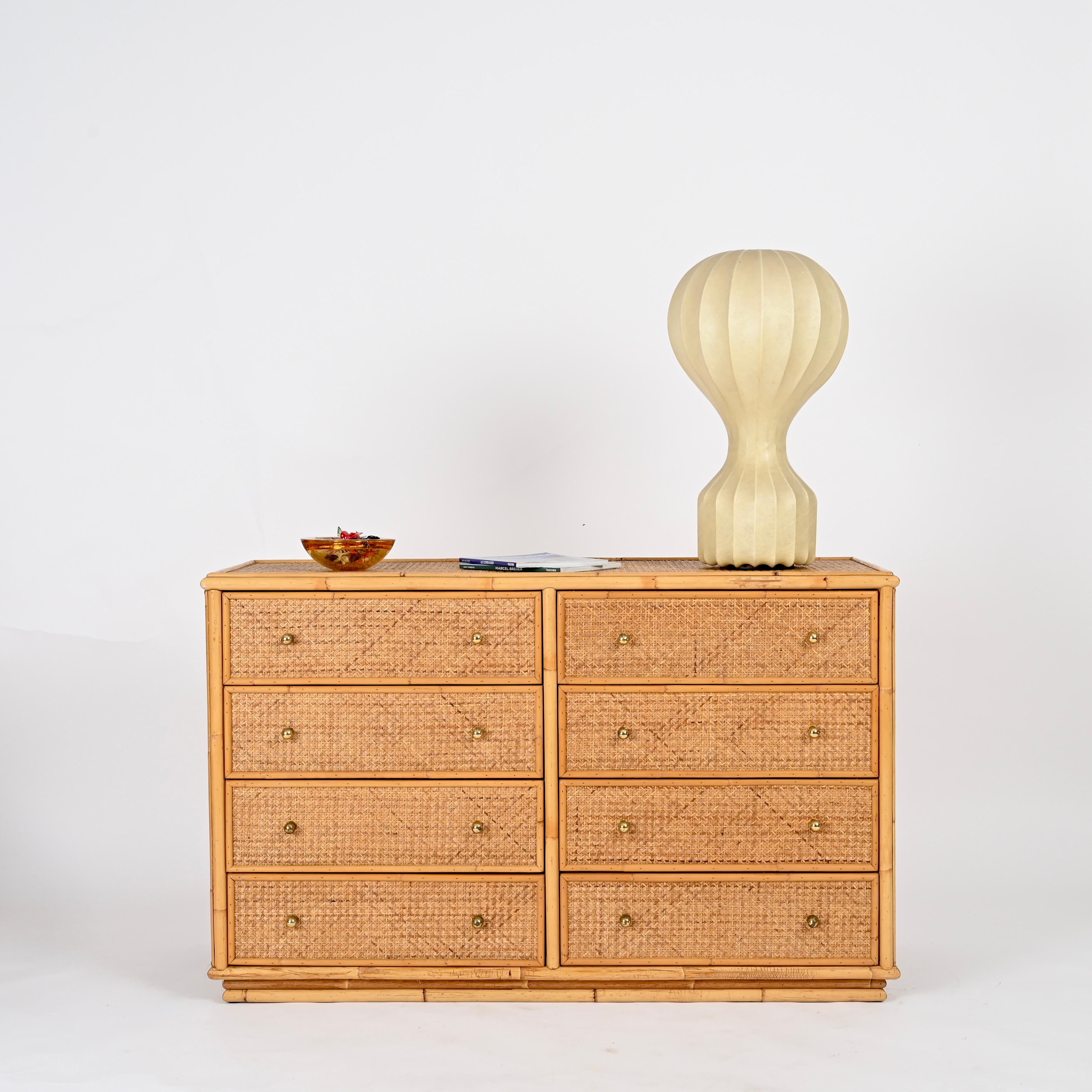 Fantastic Mid-Century chest of drawers fully made in rattan and enriched all around with Vienna straw. This delightful French Riviera style chest of drawers was designed in Italy during the 1970s and is attributed to Dal Vera. 

This chest has eight