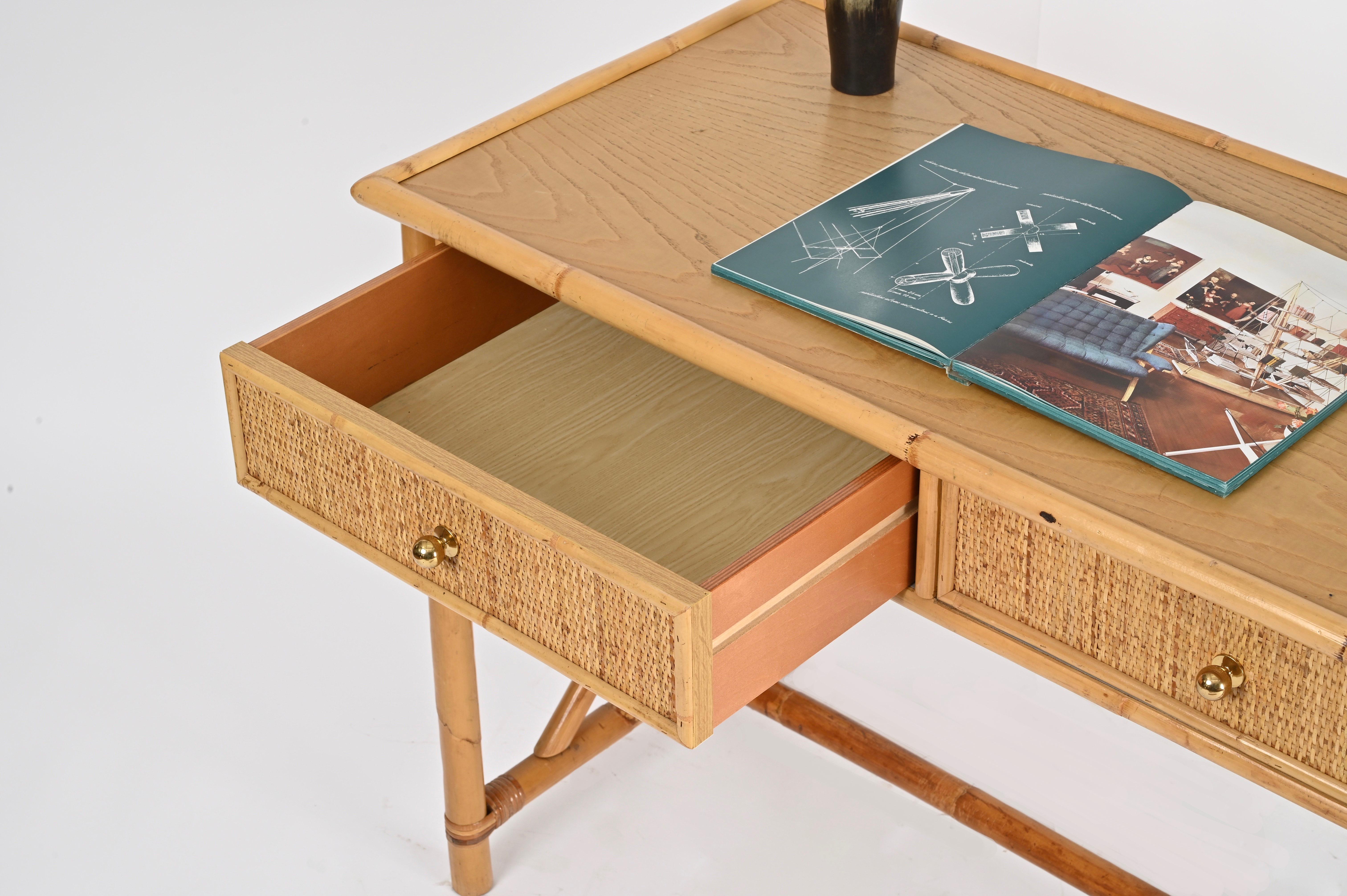 Scrivania Costa Azzurra con cassetti in rattan, Oak, vimini e ottone, Italia, anni '70 in vendita 3
