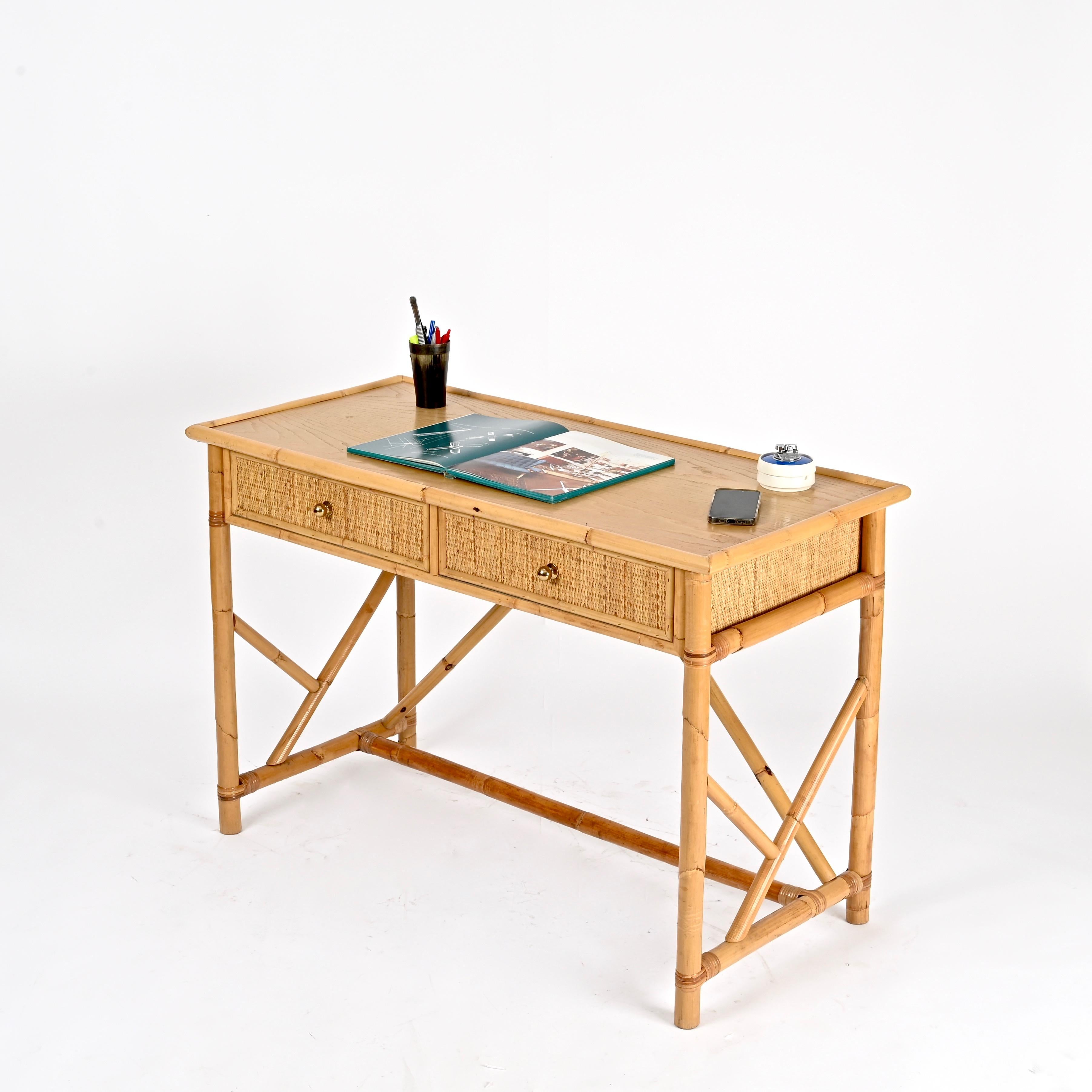 Splendida scrivania organica del Mid-Century completamente realizzata a mano in una splendida combinazione di bambù, rattan, vimini e ottone e completata da un piano in Wood Oak. Questo pezzo unico ed elegante è stato prodotto in Italia negli anni