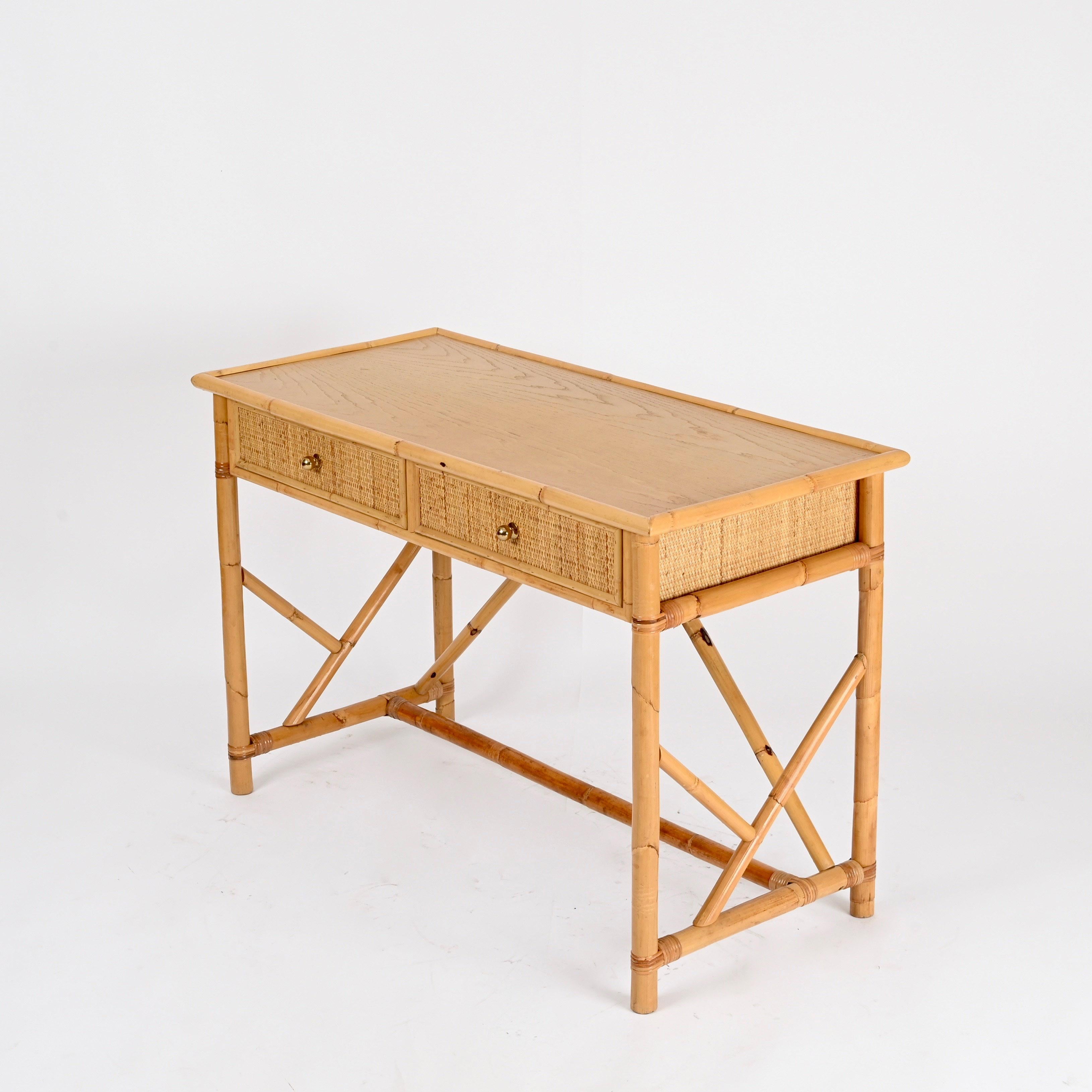 Mid-Century moderno Scrivania Costa Azzurra con cassetti in rattan, Oak, vimini e ottone, Italia, anni '70 in vendita