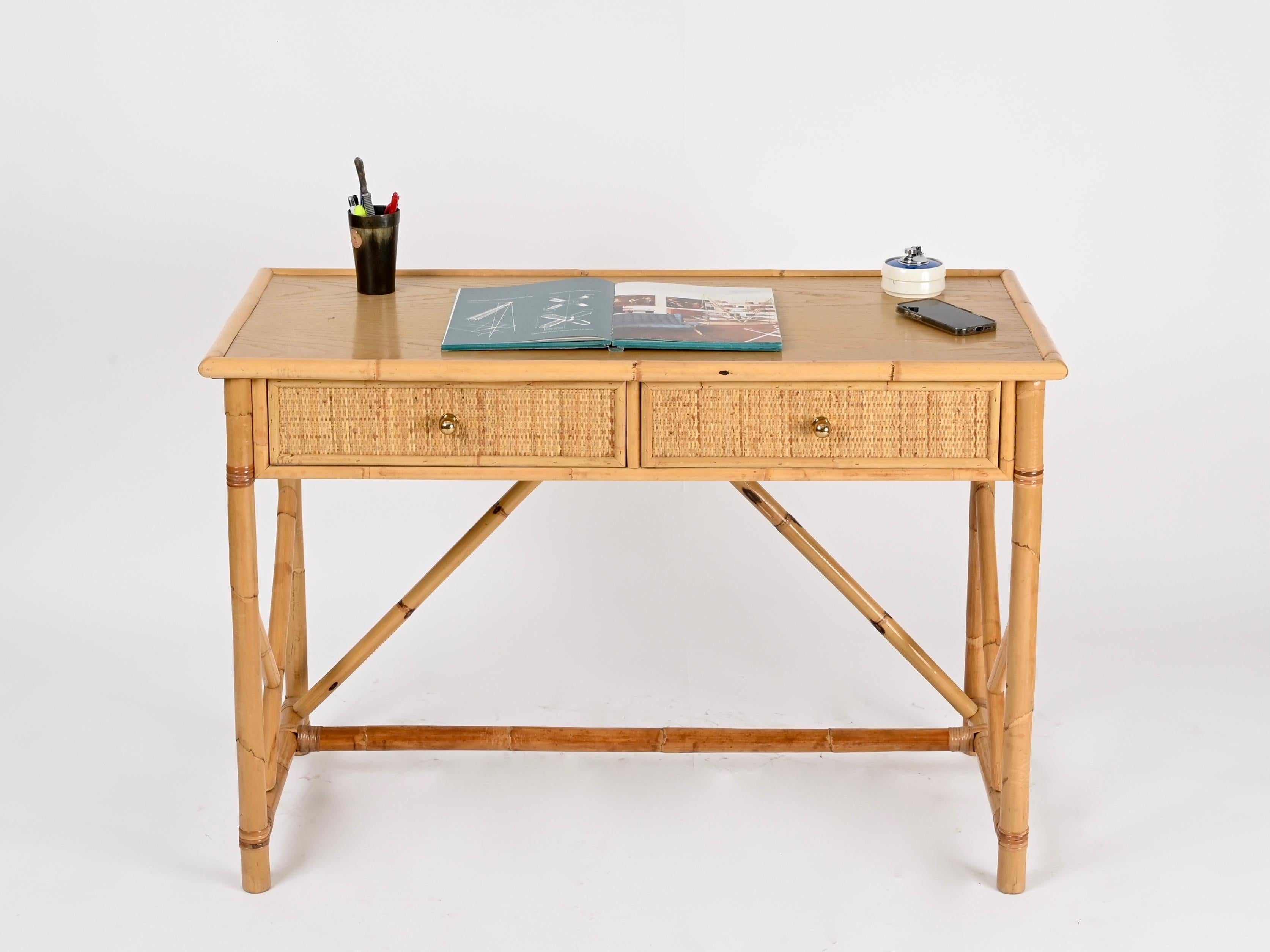 Italiano Scrivania Costa Azzurra con cassetti in rattan, Oak, vimini e ottone, Italia, anni '70 in vendita