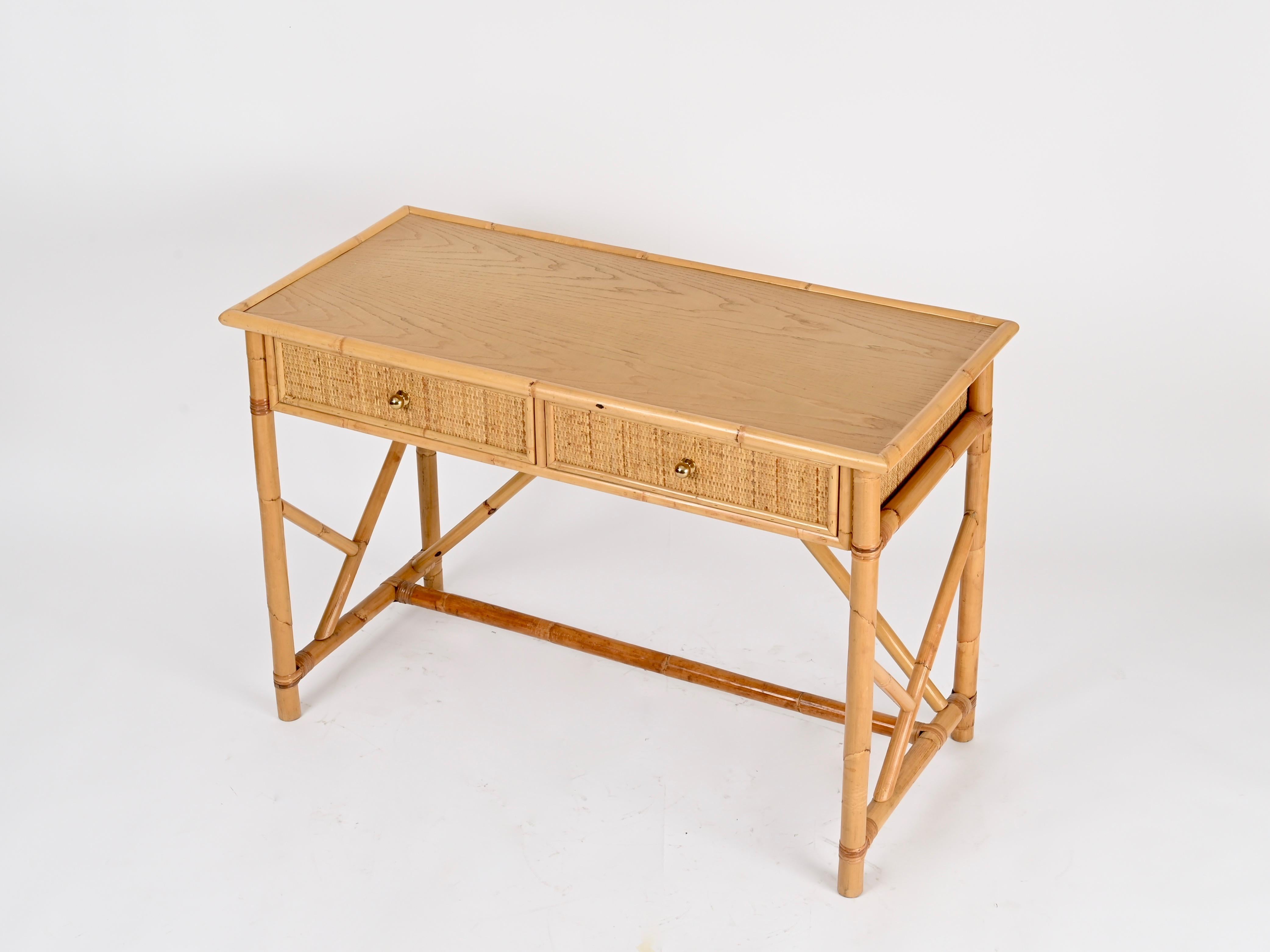 Fatto a mano Scrivania Costa Azzurra con cassetti in rattan, Oak, vimini e ottone, Italia, anni '70 in vendita