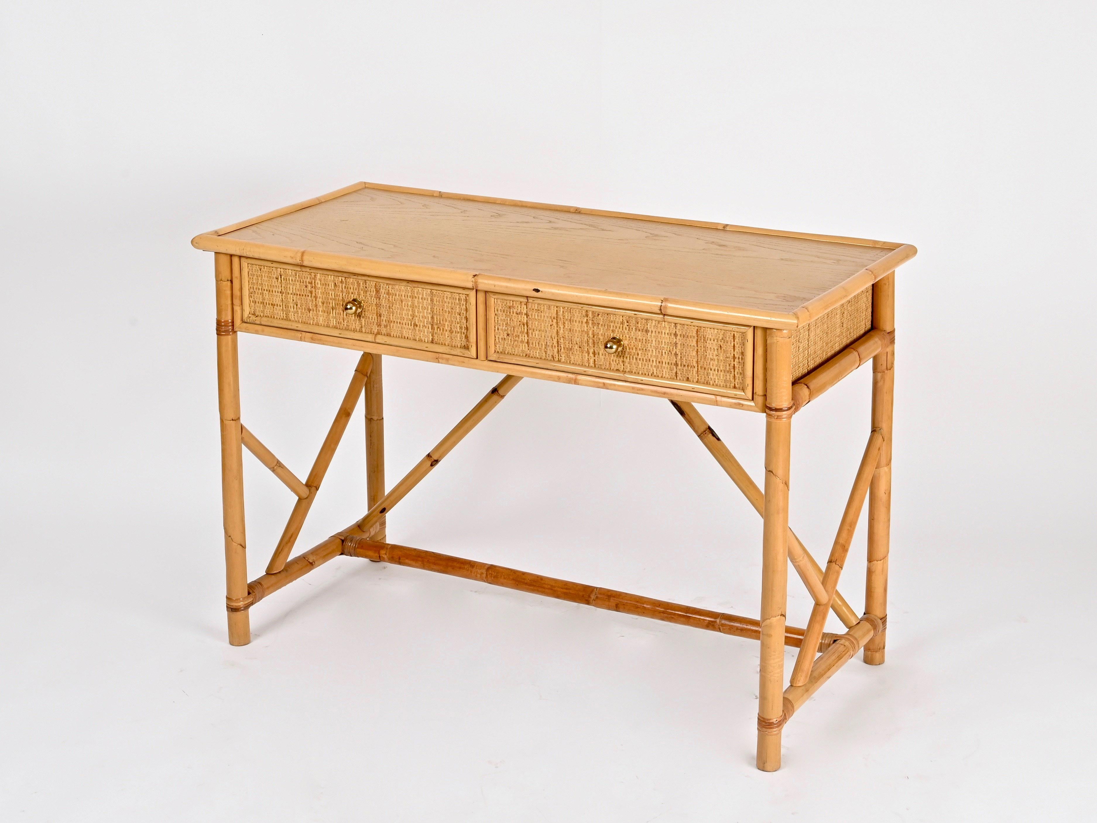 Scrivania Costa Azzurra con cassetti in rattan, Oak, vimini e ottone, Italia, anni '70 In condizioni buone in vendita a Roma, IT