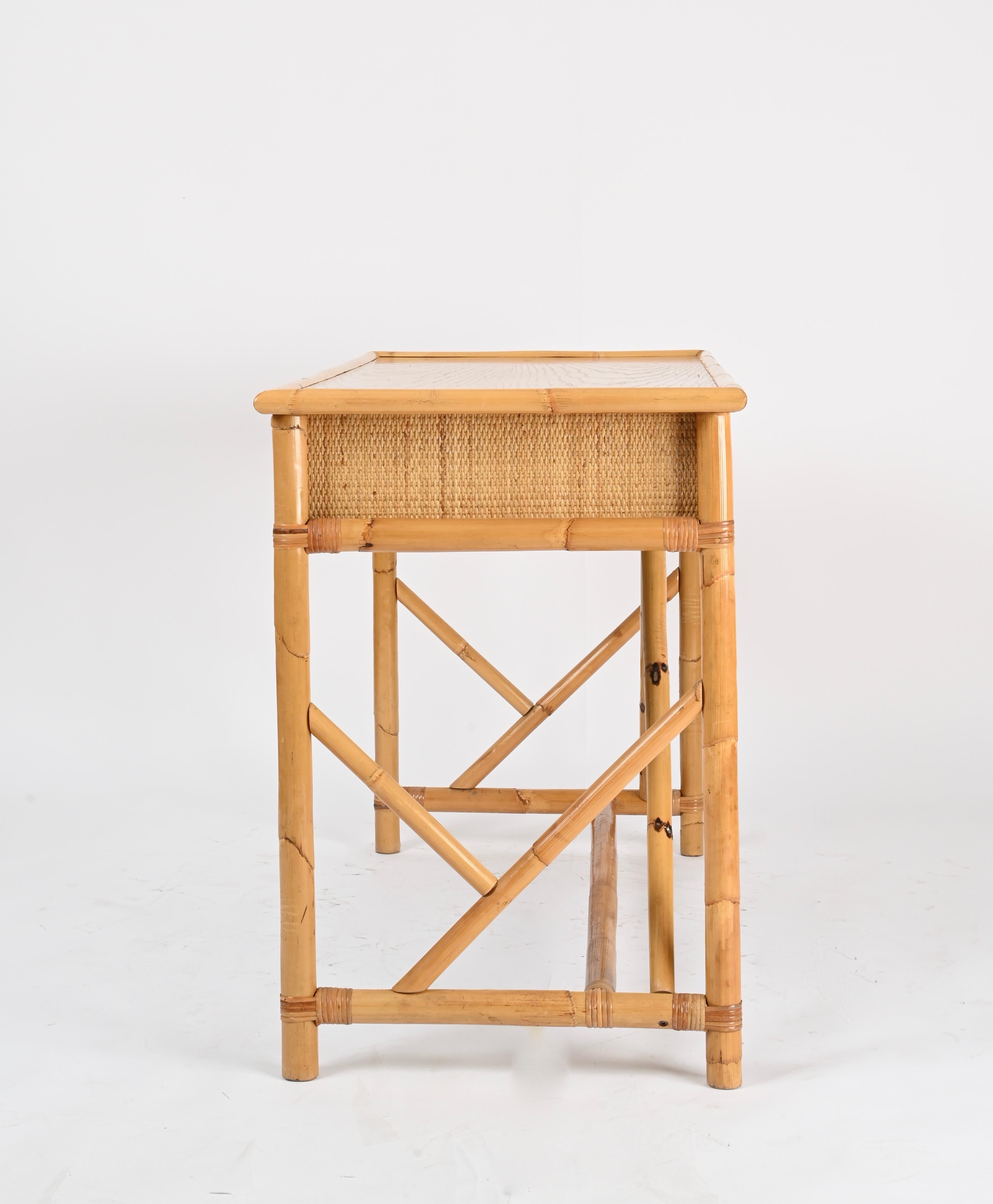 XX secolo Scrivania Costa Azzurra con cassetti in rattan, Oak, vimini e ottone, Italia, anni '70 in vendita