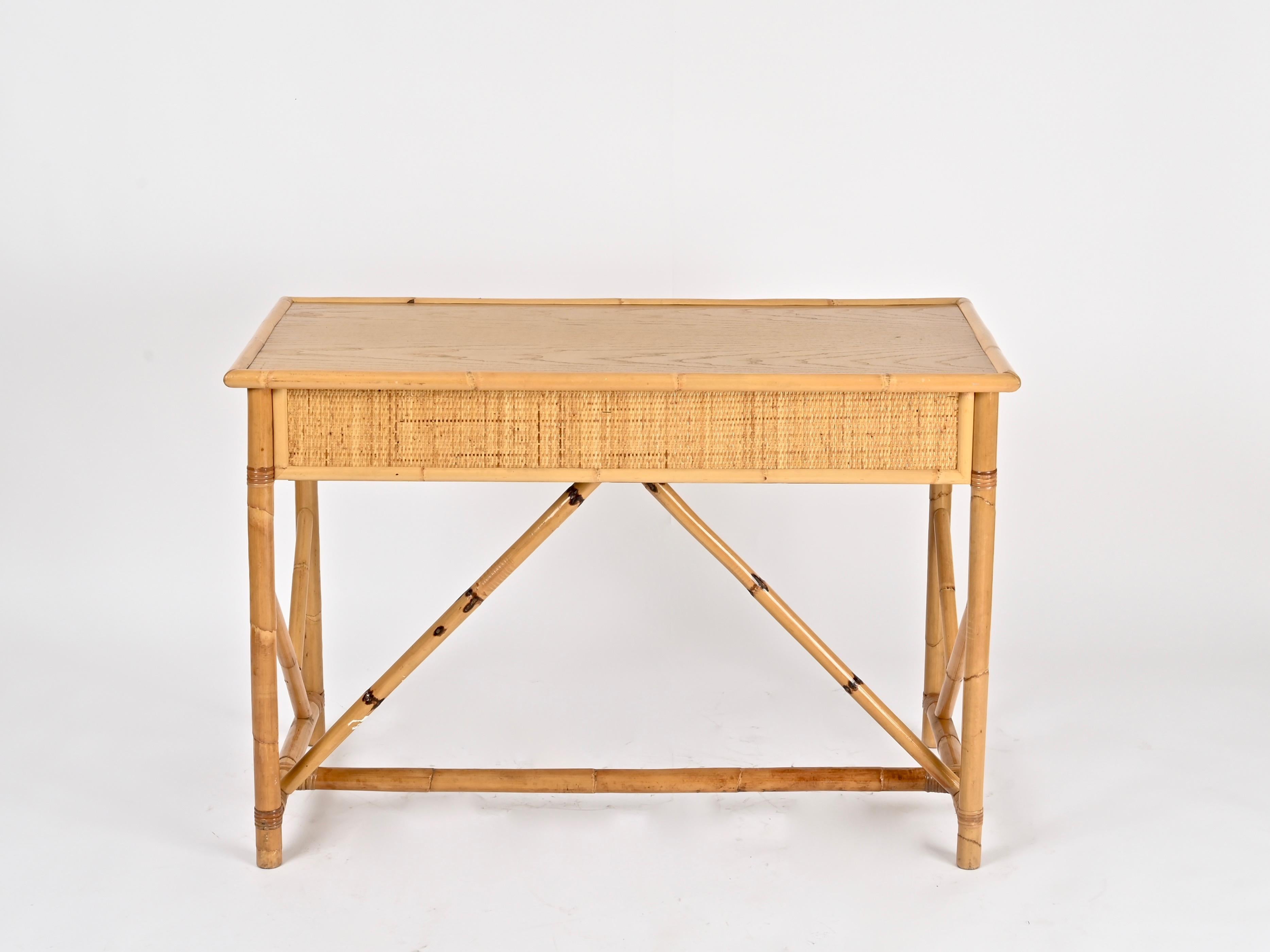 Scrivania Costa Azzurra con cassetti in rattan, Oak, vimini e ottone, Italia, anni '70 in vendita 1