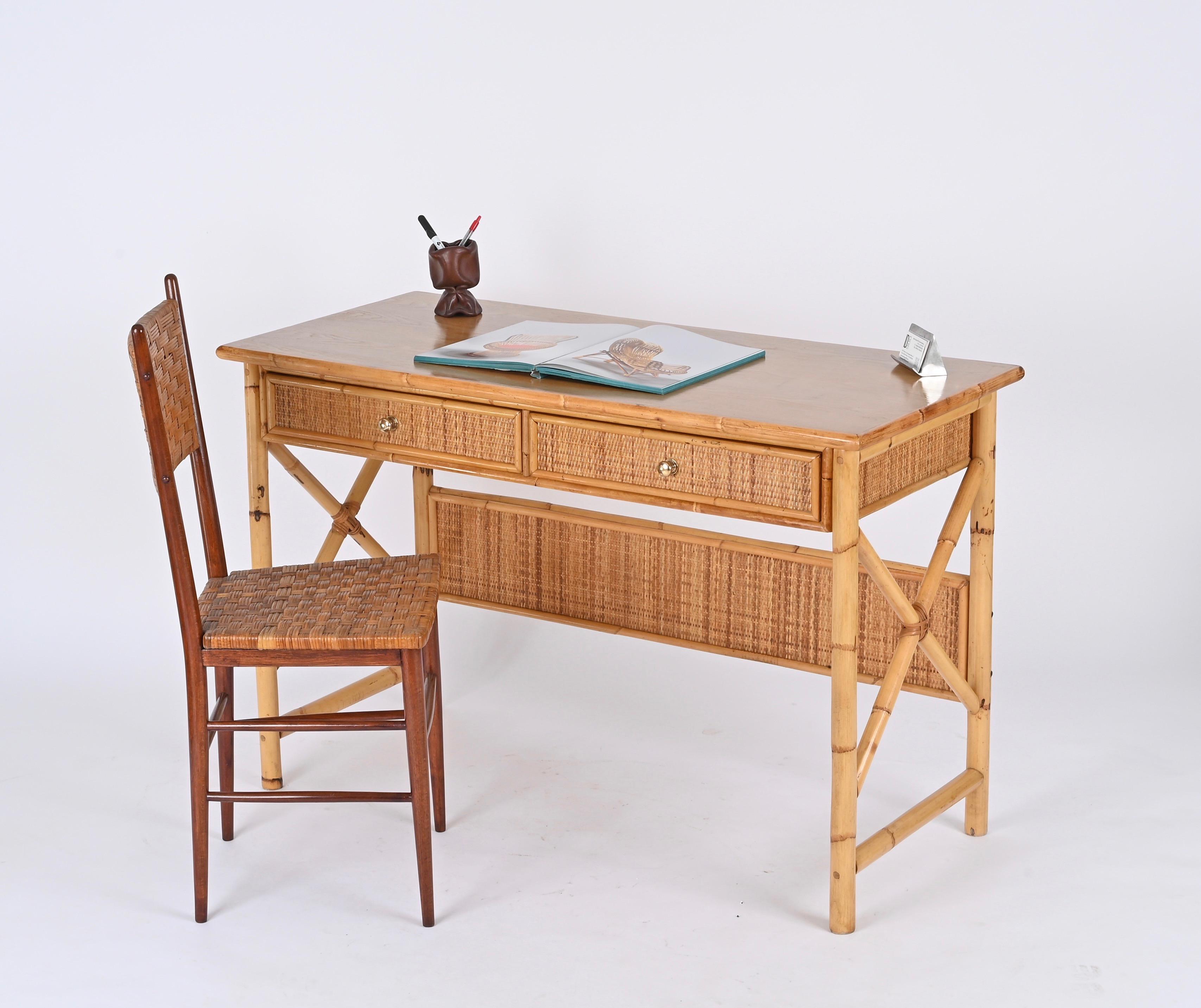 Superbe bureau du milieu du siècle en rotin, osier tressé à la main et laiton avec un plateau en frêne. Ce ravissant bureau de style Côte d'Azur a été fabriqué en Italie dans les années 1970.

Ce bureau unique est dans un état exceptionnel et