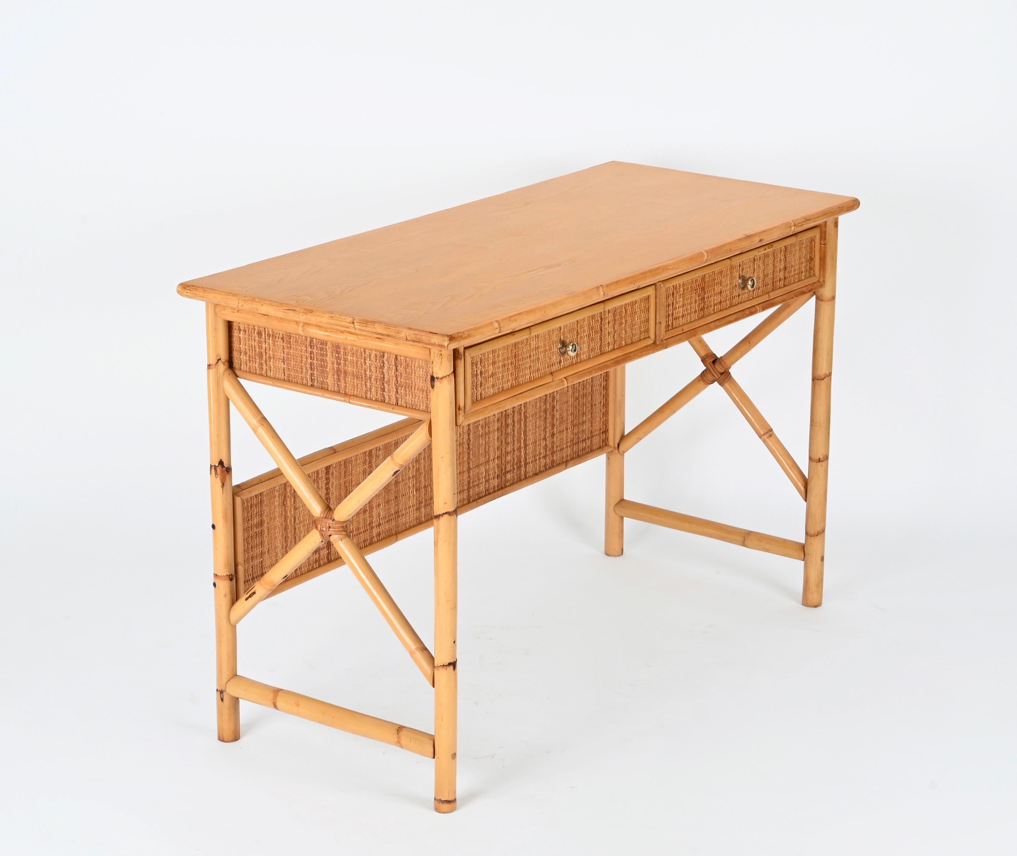 Mid-Century Modern Bureau français Riviera avec tiroirs en rotin, bois, osier et laiton, Italie, 1970