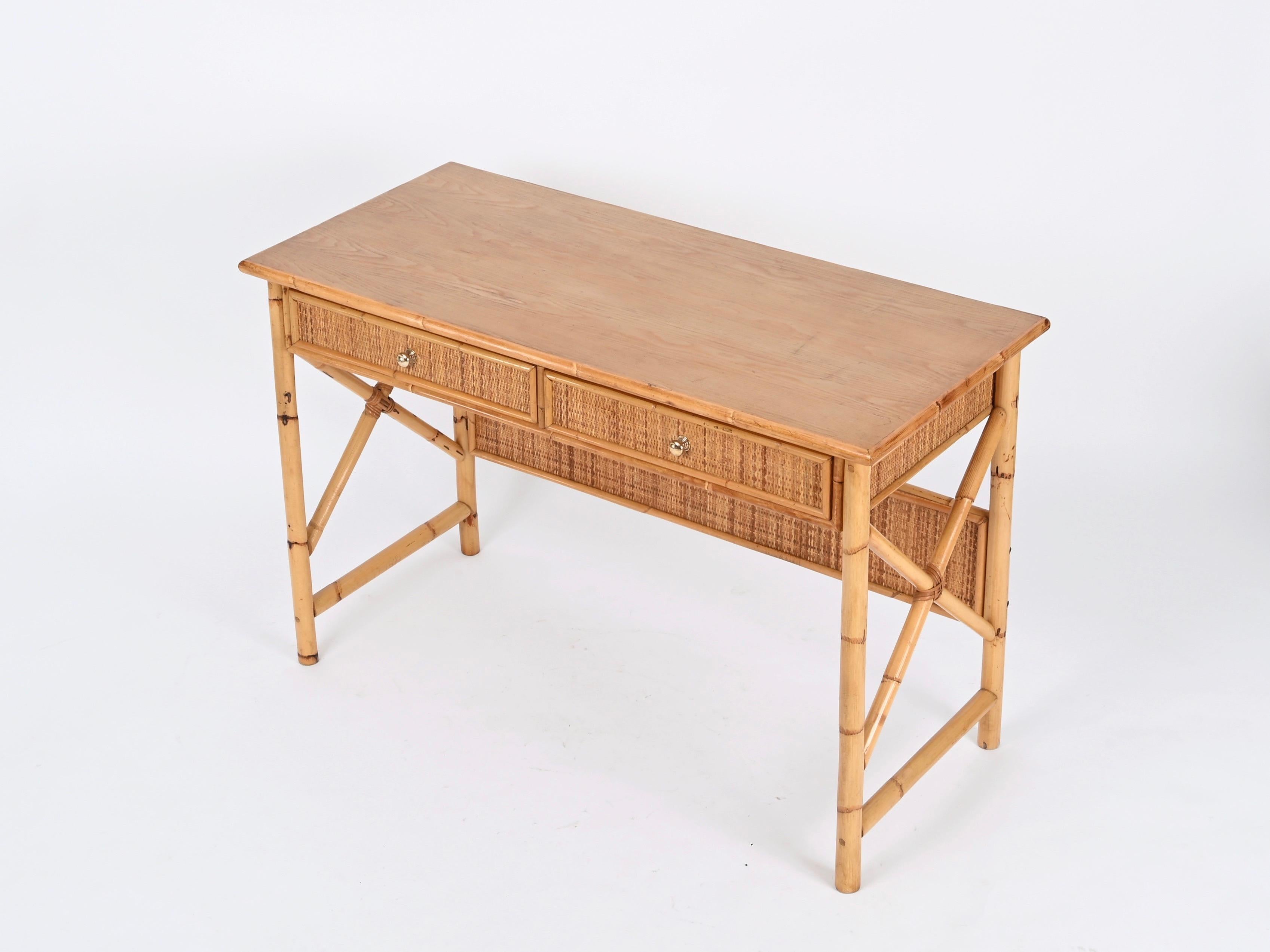 Fait main Bureau français Riviera avec tiroirs en rotin, bois, osier et laiton, Italie, 1970