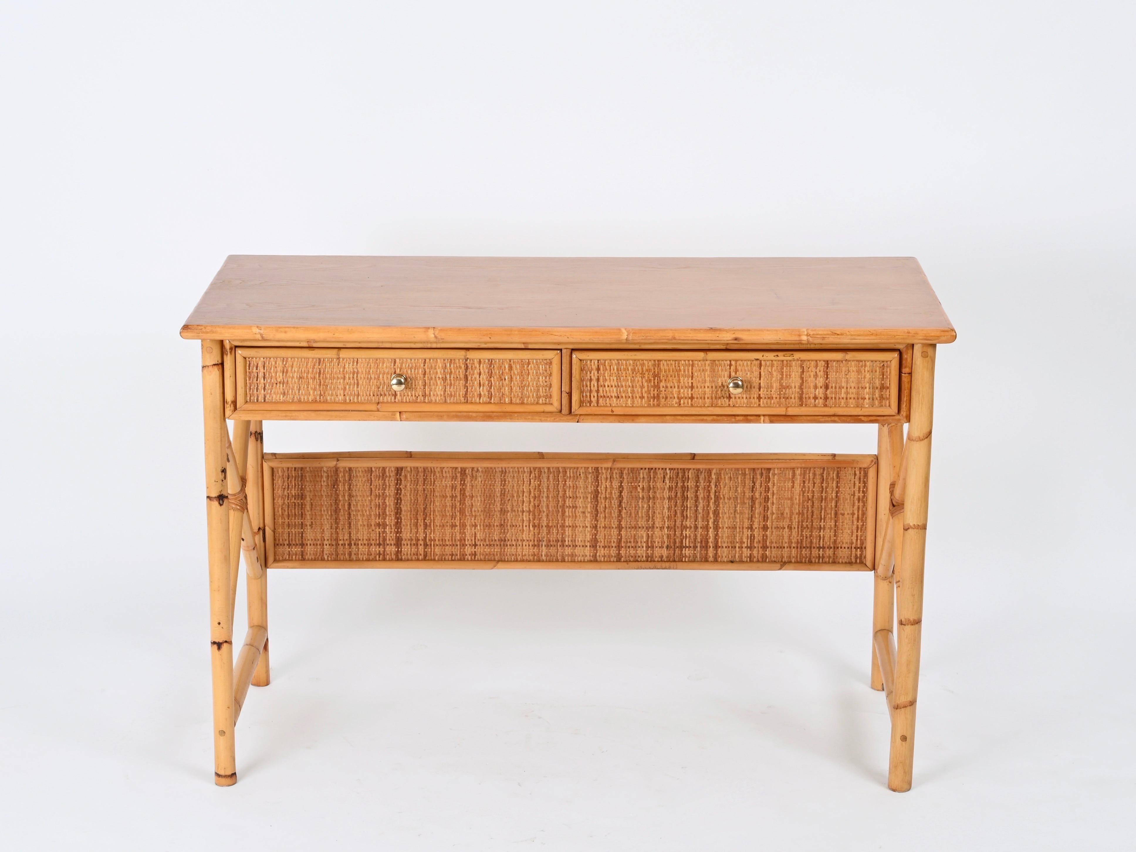 Bureau français Riviera avec tiroirs en rotin, bois, osier et laiton, Italie, 1970 Bon état à Roma, IT