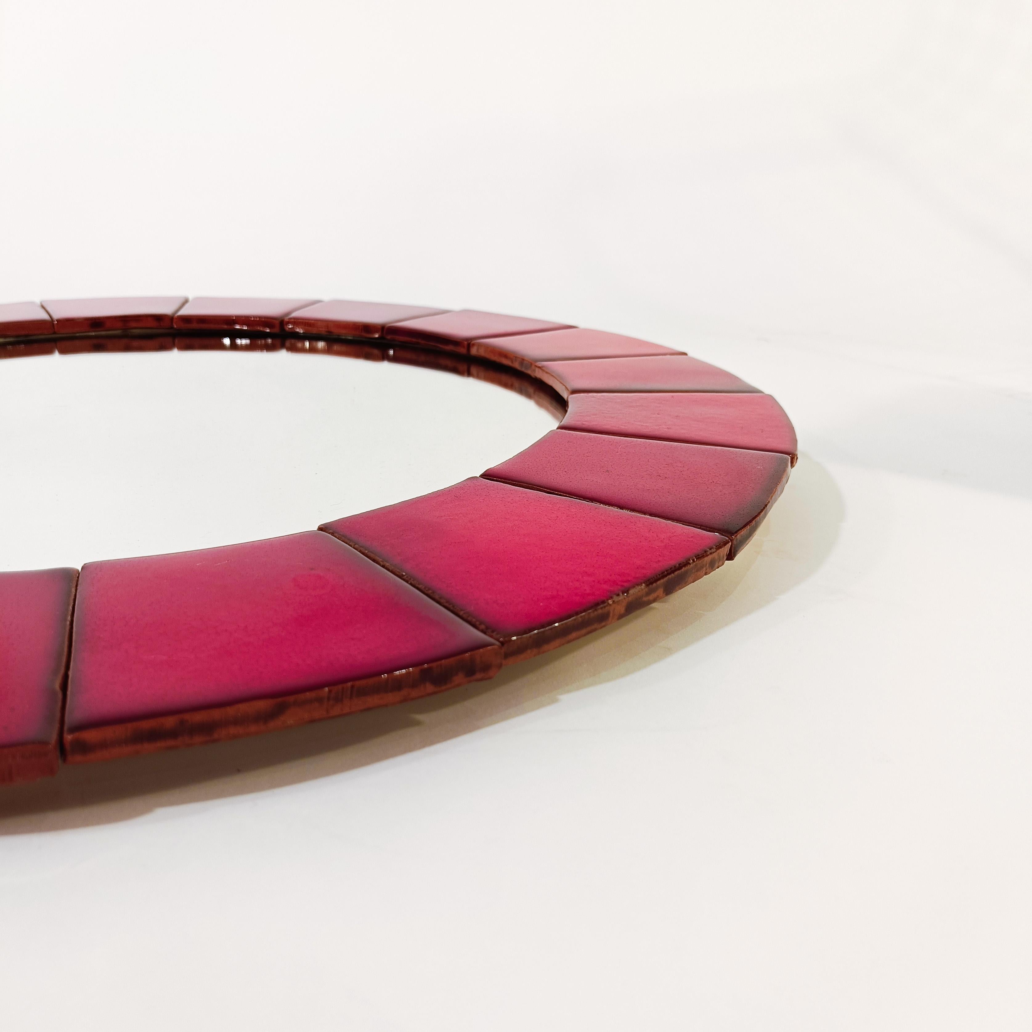 Vernissé Côte d'Azur. Miroir en mosaïque de pièces en céramique émaillée, France, années 1960 en vente