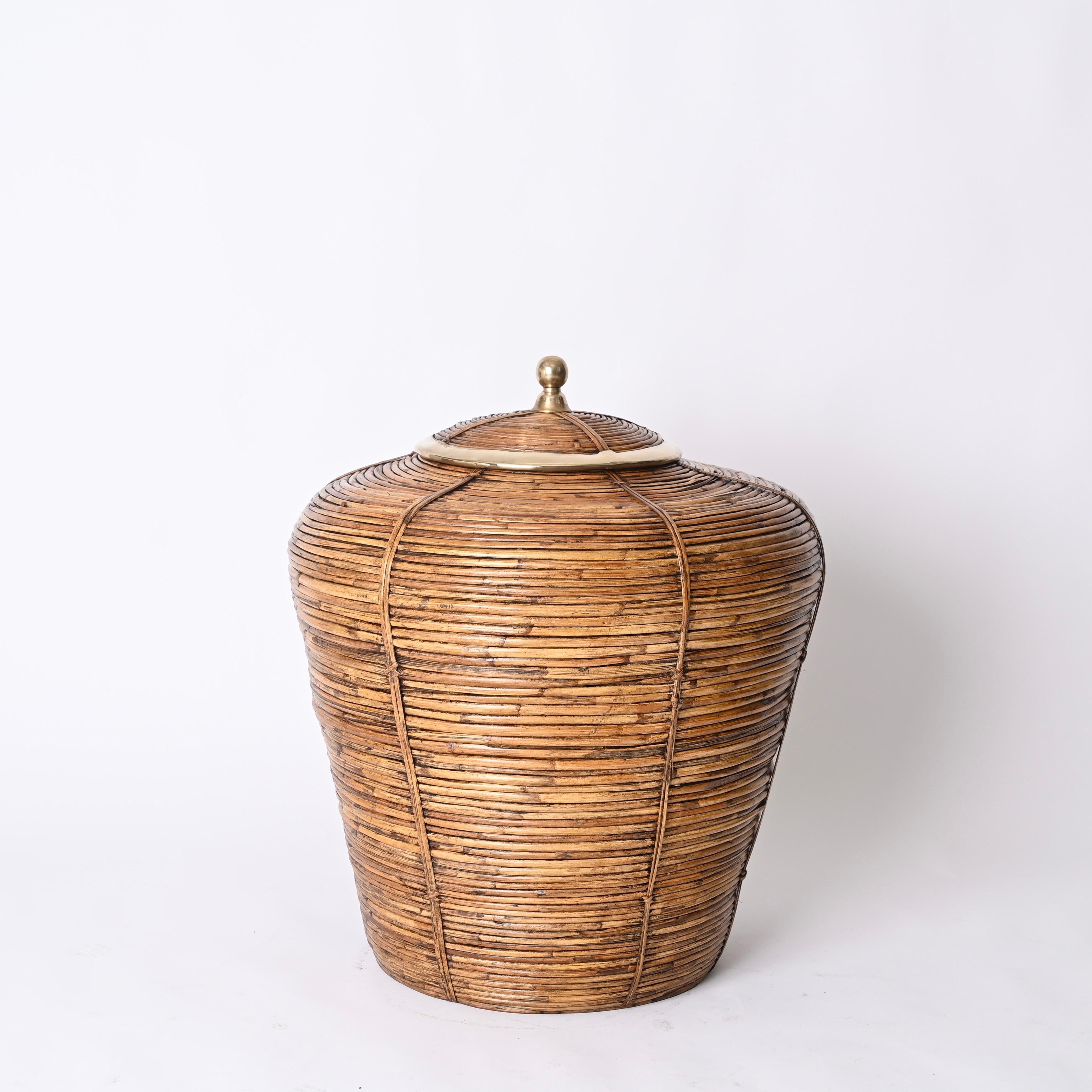 Fantastic French Riviera style decorative basket fully made in curved rattan, wicker and brass. This unique object was made in Italy during the 1970s in the style of Gabriella Crespi.  

This stunning large decorative basket is fully made in curved