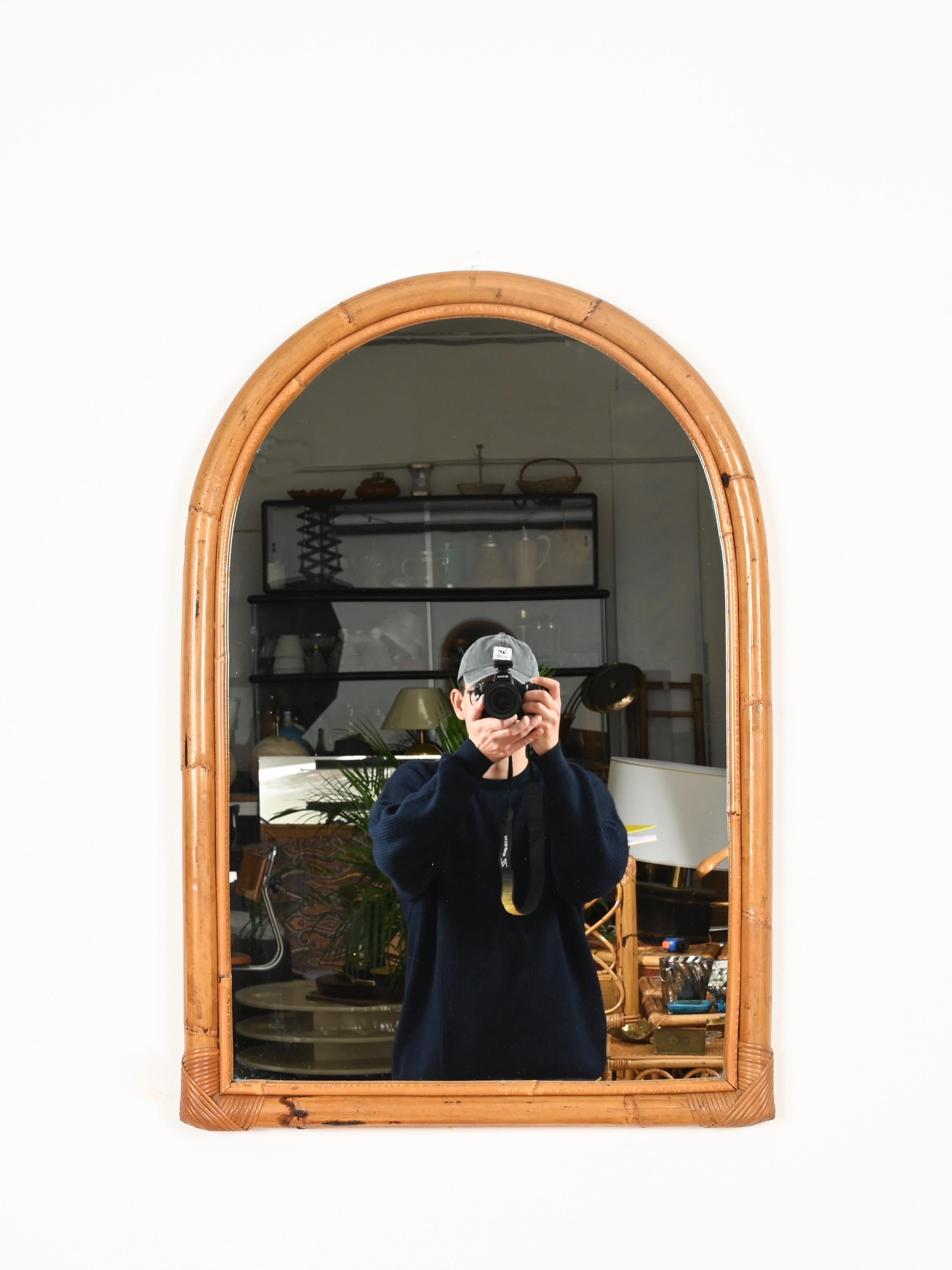 Mid-Century Modern French Riviera Large Arch Mirror in Bamboo and Rattan, Italy, 1960s en vente