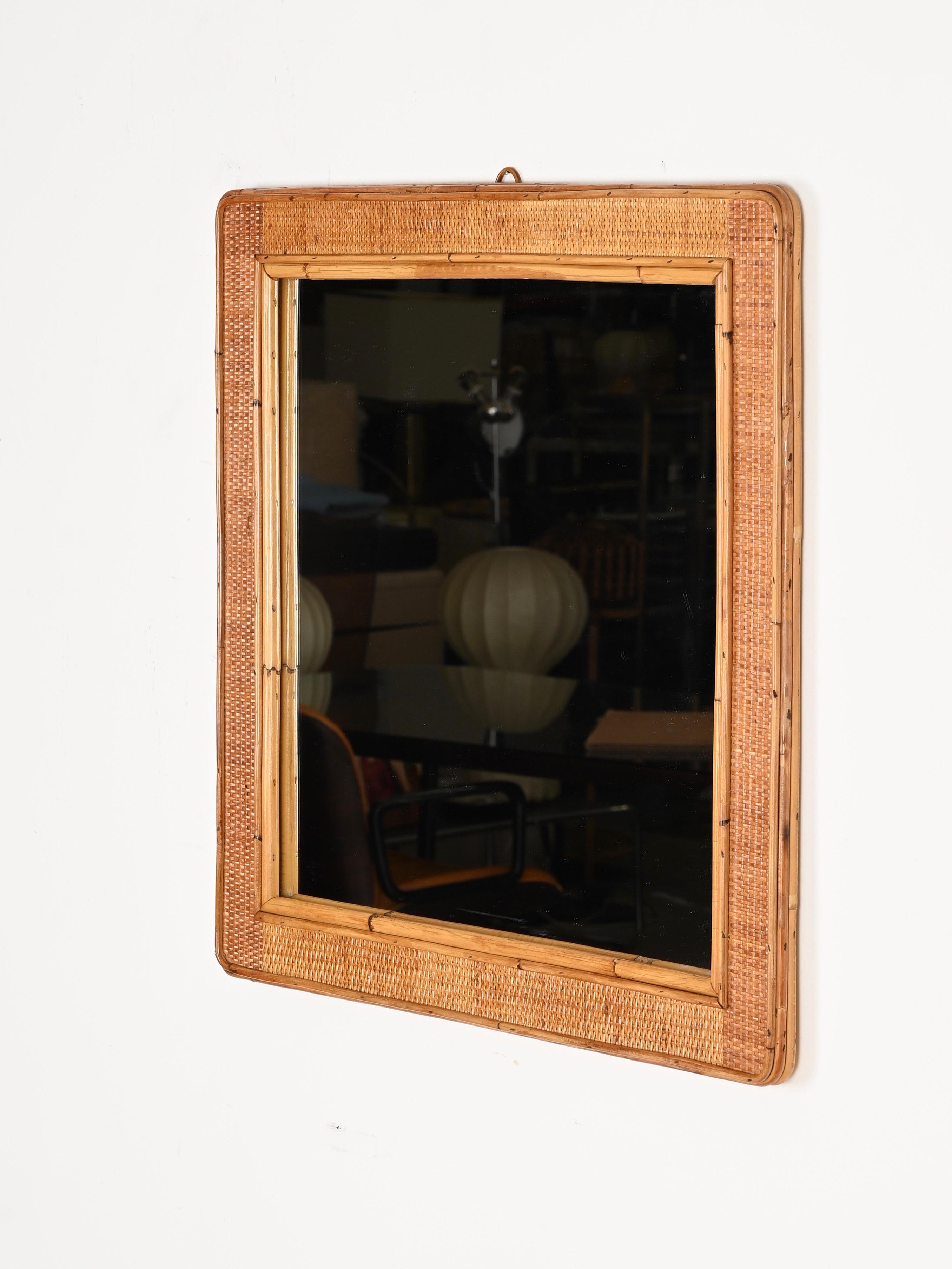 Merveilleux miroir de forme carrée de style Côte d'Azur entièrement réalisé en bambou et rotin tressé. Ce miroir organique élégant a été produit en Italie dans les années 1970.

Ce grand miroir carré est dans des conditions étonnantes et avec une