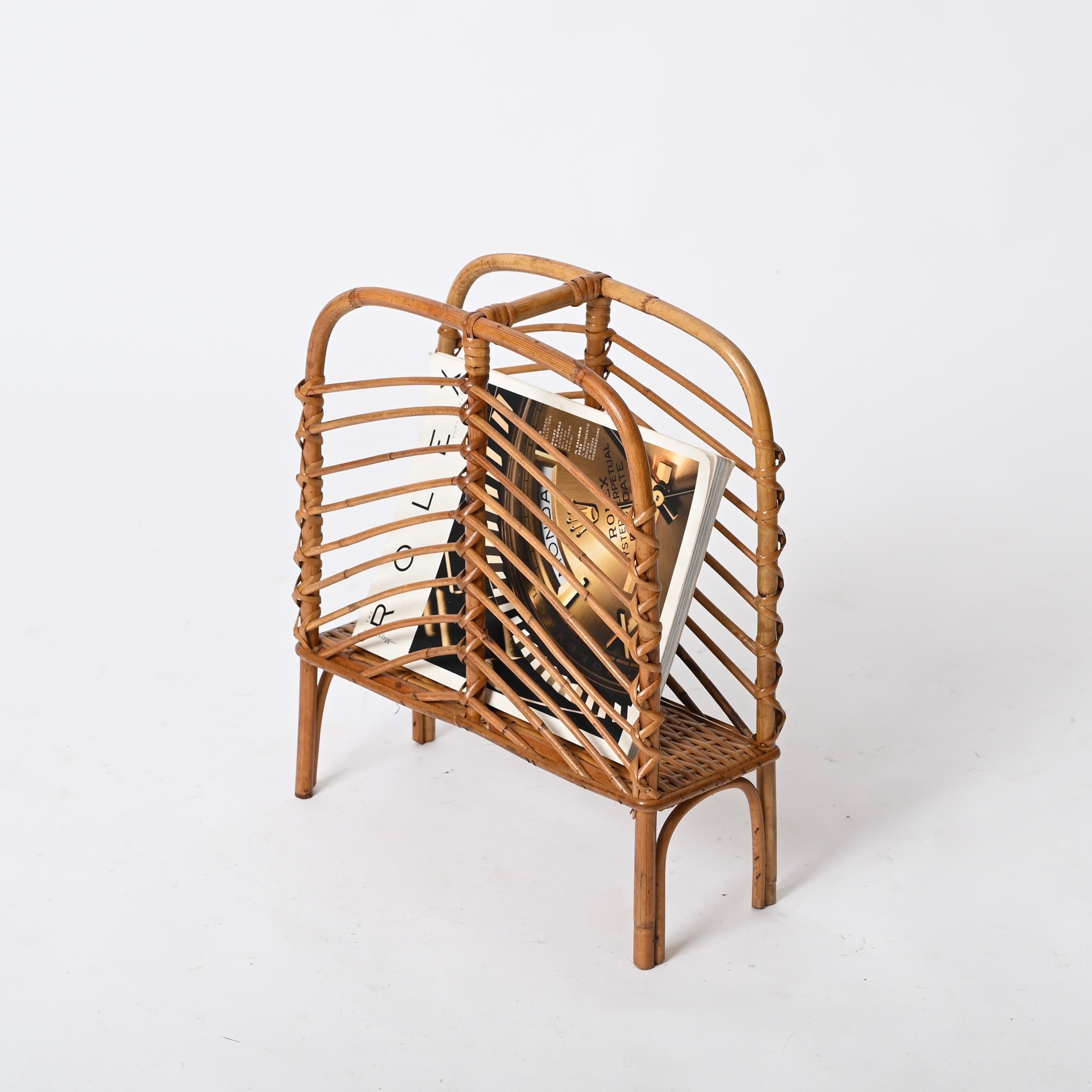 Stupendo portariviste di metà secolo completamente realizzato in bambù, rattan curvo e vimini intrecciato a mano. Questo delizioso portariviste in stile riviera francese è stato prodotto in Italia negli anni Sessanta.  

In condizioni incredibili e