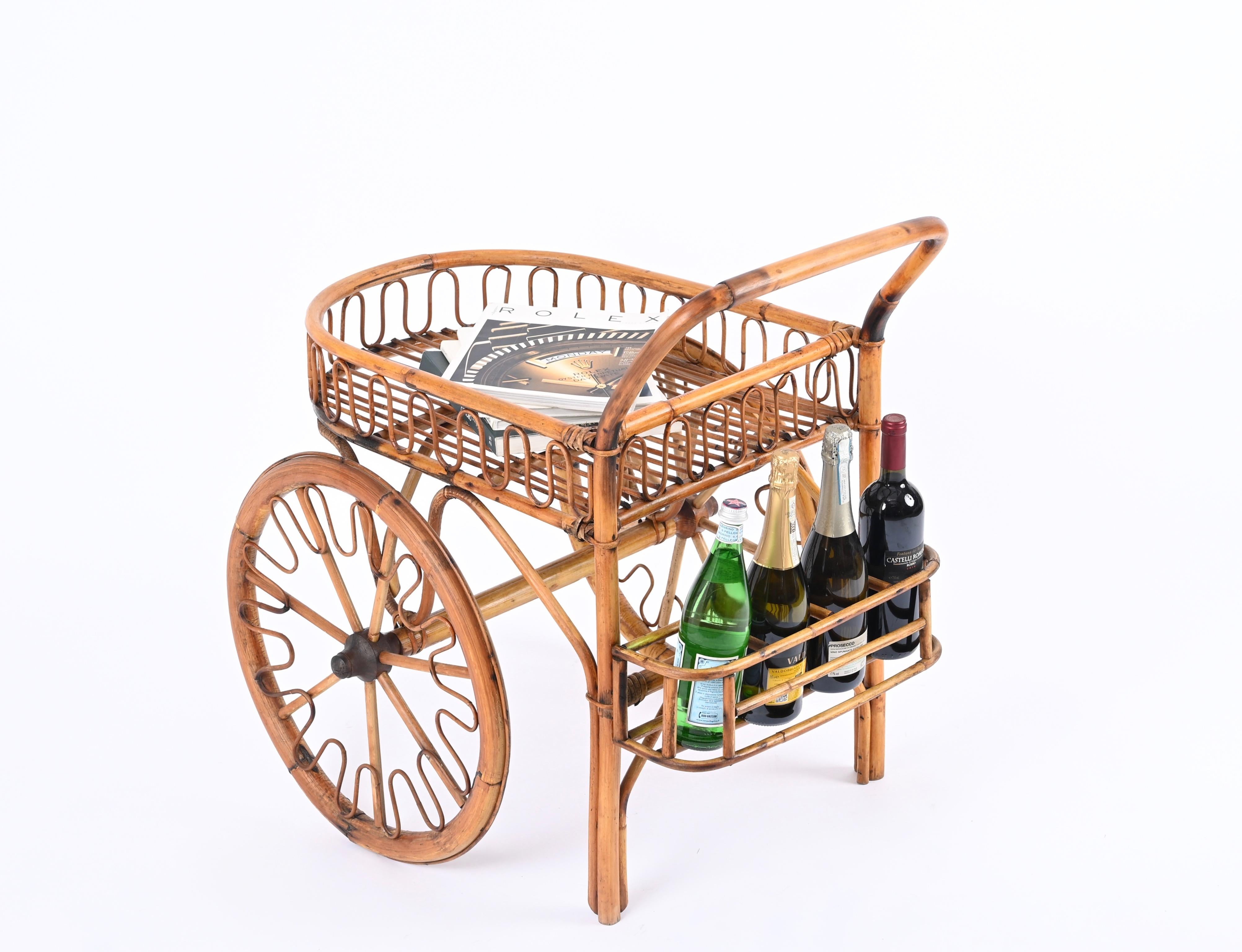 Fabulous Mid-Century bar cart fully made in curved bamboo, rattan and woven wicker. This gorgeous French Riviera trolley was made in France during the 1950s.

This stunning and unique object was fully hand-made with organic materials making it light