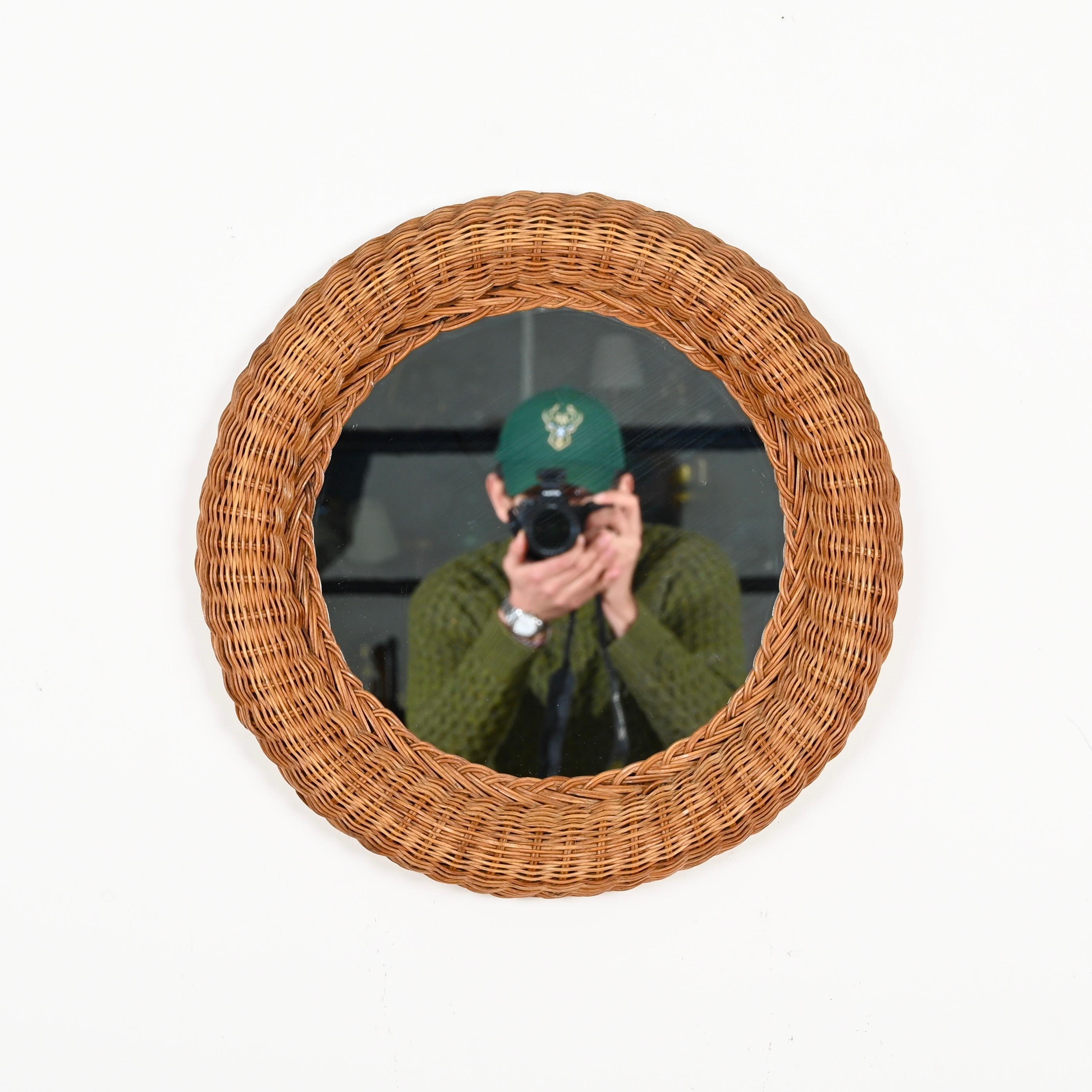 Beautiful mid-century organic round mirror completely made in hand-woven wicker. This delightful French Riviera style mirror was produced in Italy during the 1970s.

In amazing condition and with a charming color, this mirror has a round concave