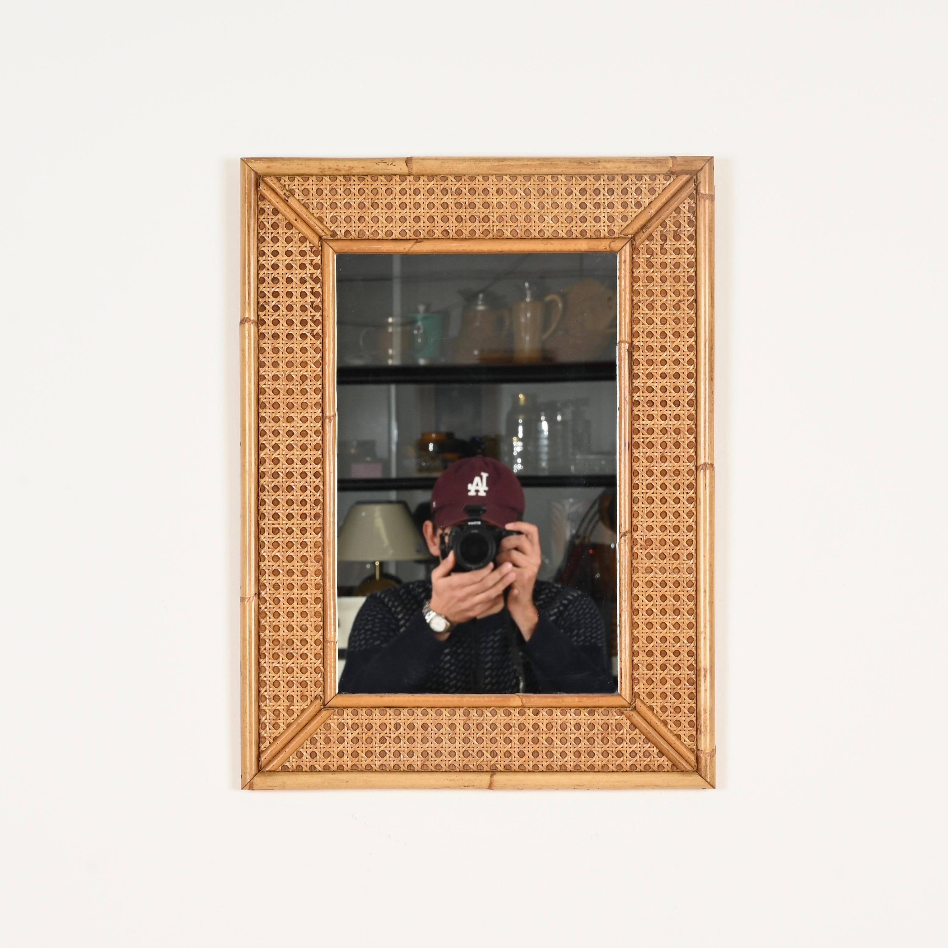 Espectacular espejo rectangular de mediados de siglo en bambú y paja de Viena. Este espejo elegante y único se fabricó en Italia en la década de 1970.

En increíble estado y con un encantador color miel. Este espejo orgánico presenta un doble marco