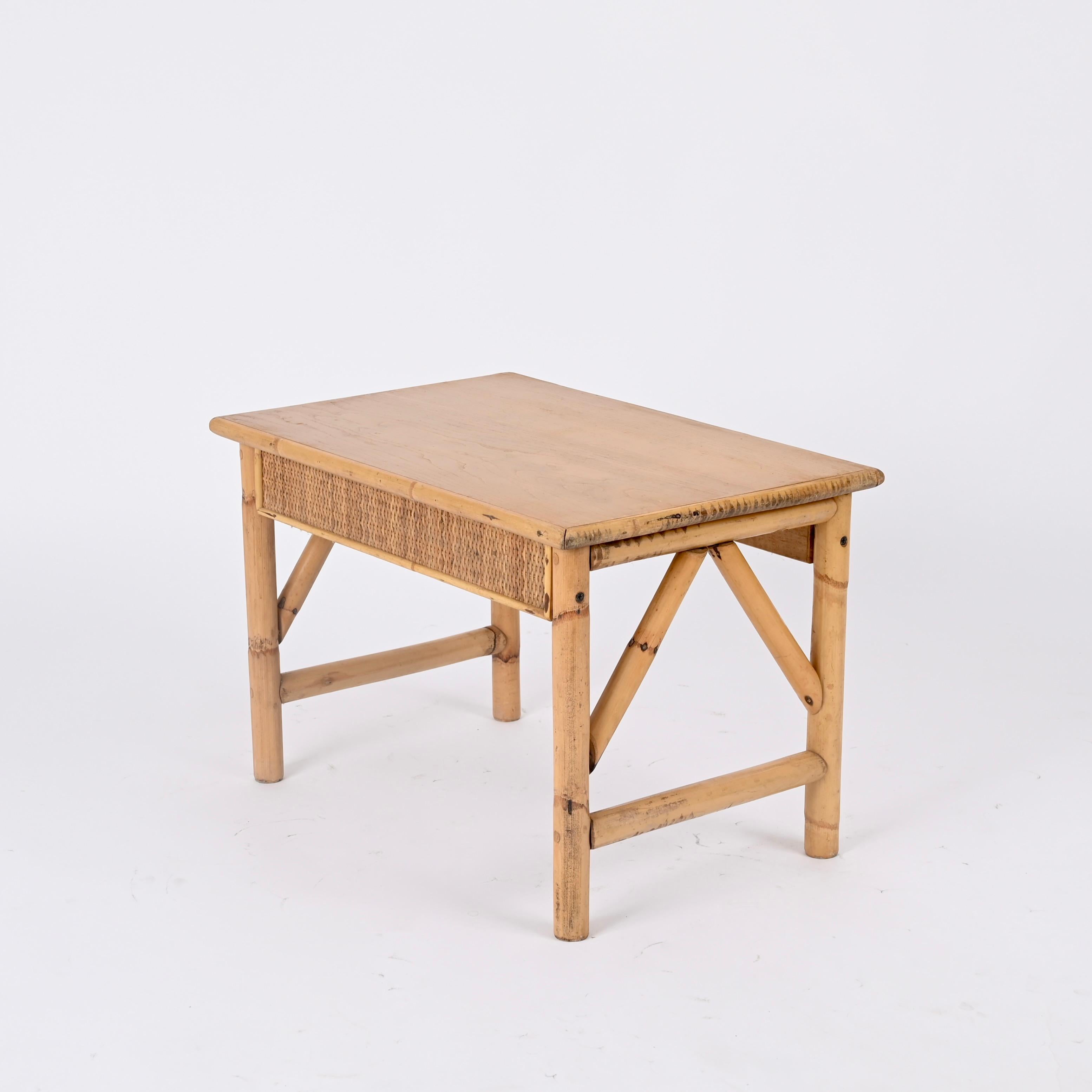 Französischer Riviera-Nachttisch oder Beistelltisch aus Rattan, Bambus und Holz, Italien 1970er Jahre (Europäisch) im Angebot