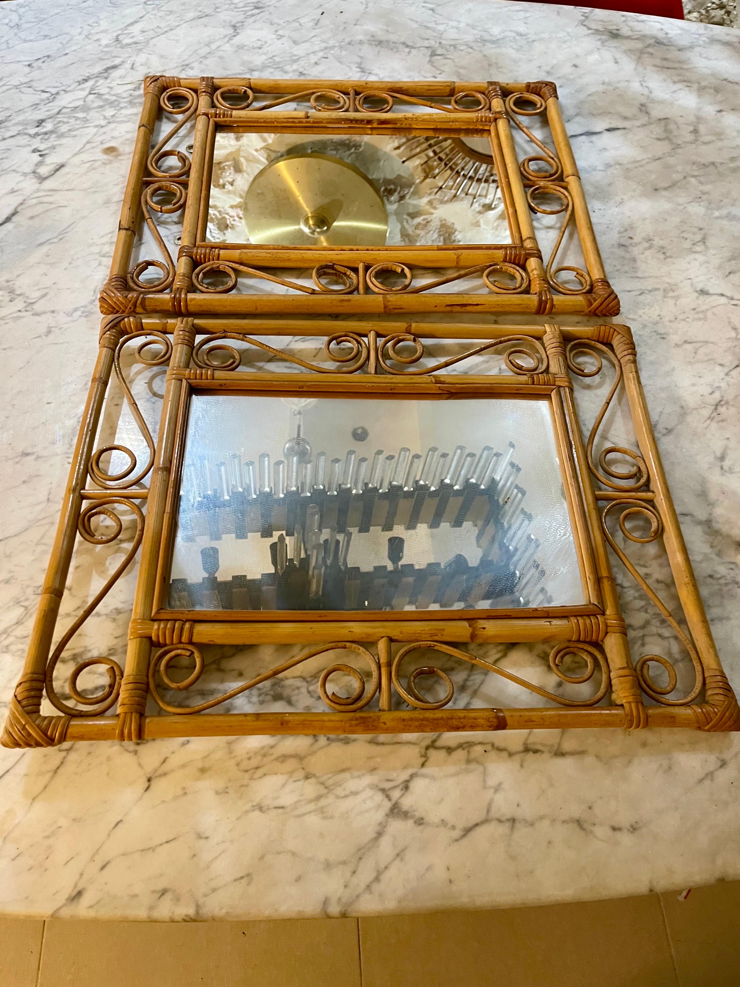 Espejo de bambú y ratán de la Riviera francesa con detalle de volutas alrededor del marco. Mediterráneo, hacia la década de 1960.

Este espejo de pared mediterráneo tiene un marco ovalado de bambú rodeado de volutas de ratán y elegantes adornos