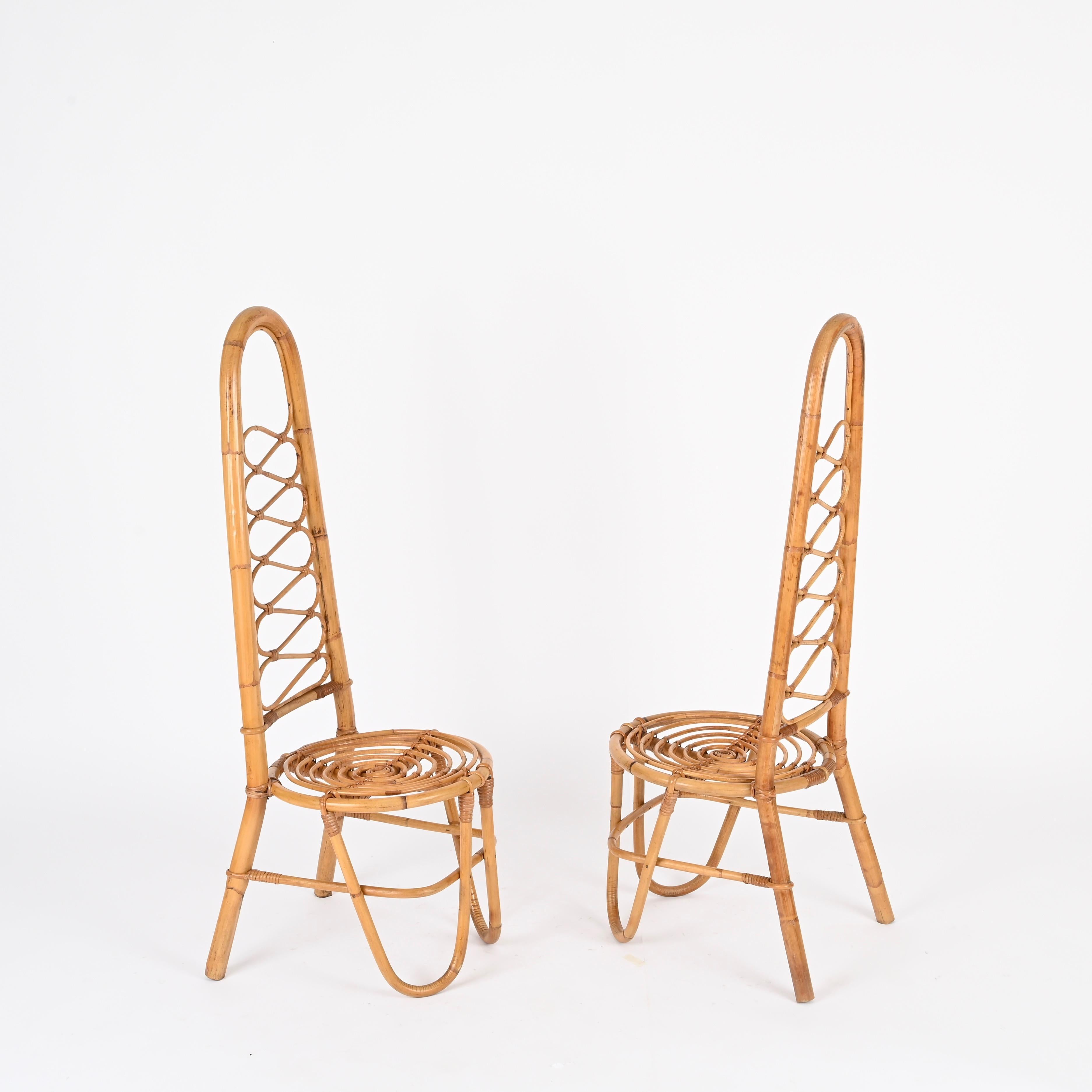 Superbe paire de chaises à haut dossier du milieu du siècle en rotin courbé et en osier tressé à la main. Ces chaises incroyablement élégantes, de style Riviera française, ont été produites en Italie dans les années 1960 et leur design est attribué