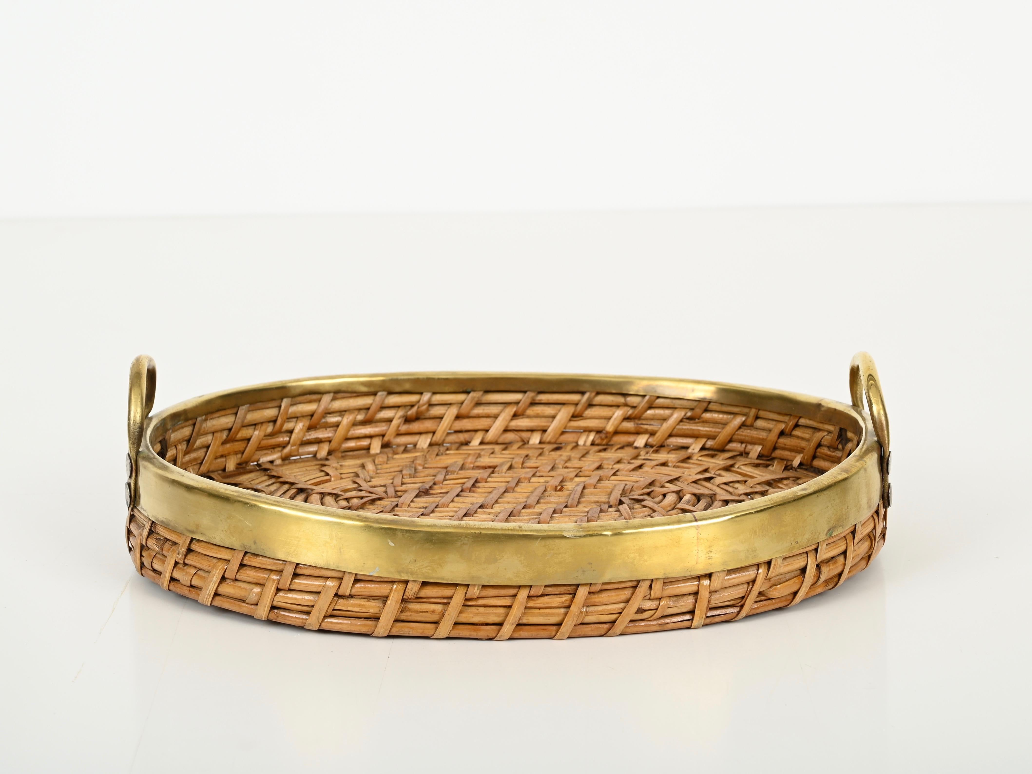 French Riviera Rattan and Brass Vide-Poche or Centerpiece Tray, Italy 1970s In Good Condition In Roma, IT