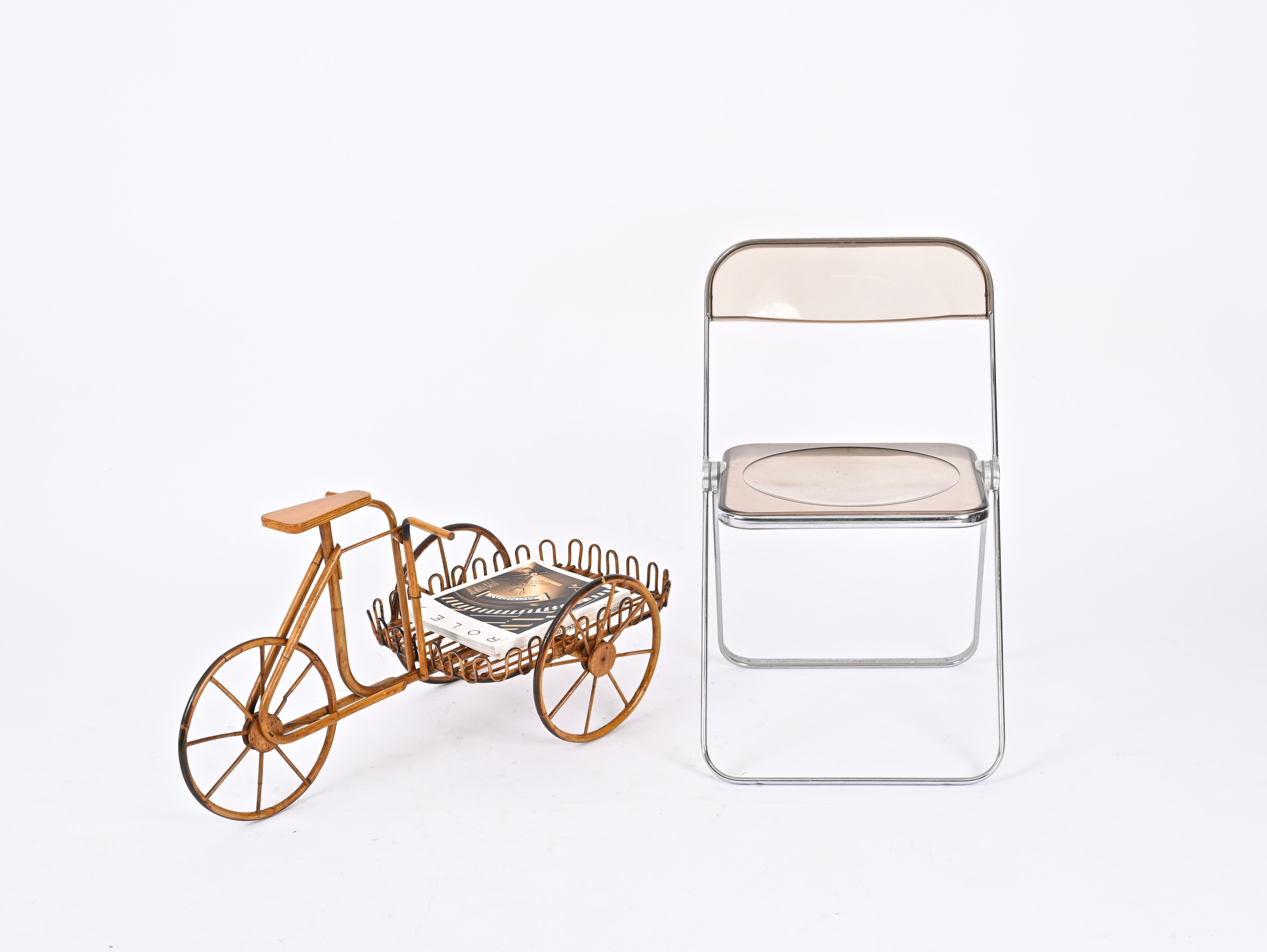 Stunning bicycle-shaped magazine rack or plant holder fully made in rattan. This unique object was produced in Italy during the 1960s. 

This wonderful piece features a bicycle-shaped structure fully made in rattan were even the wheels rotate. The