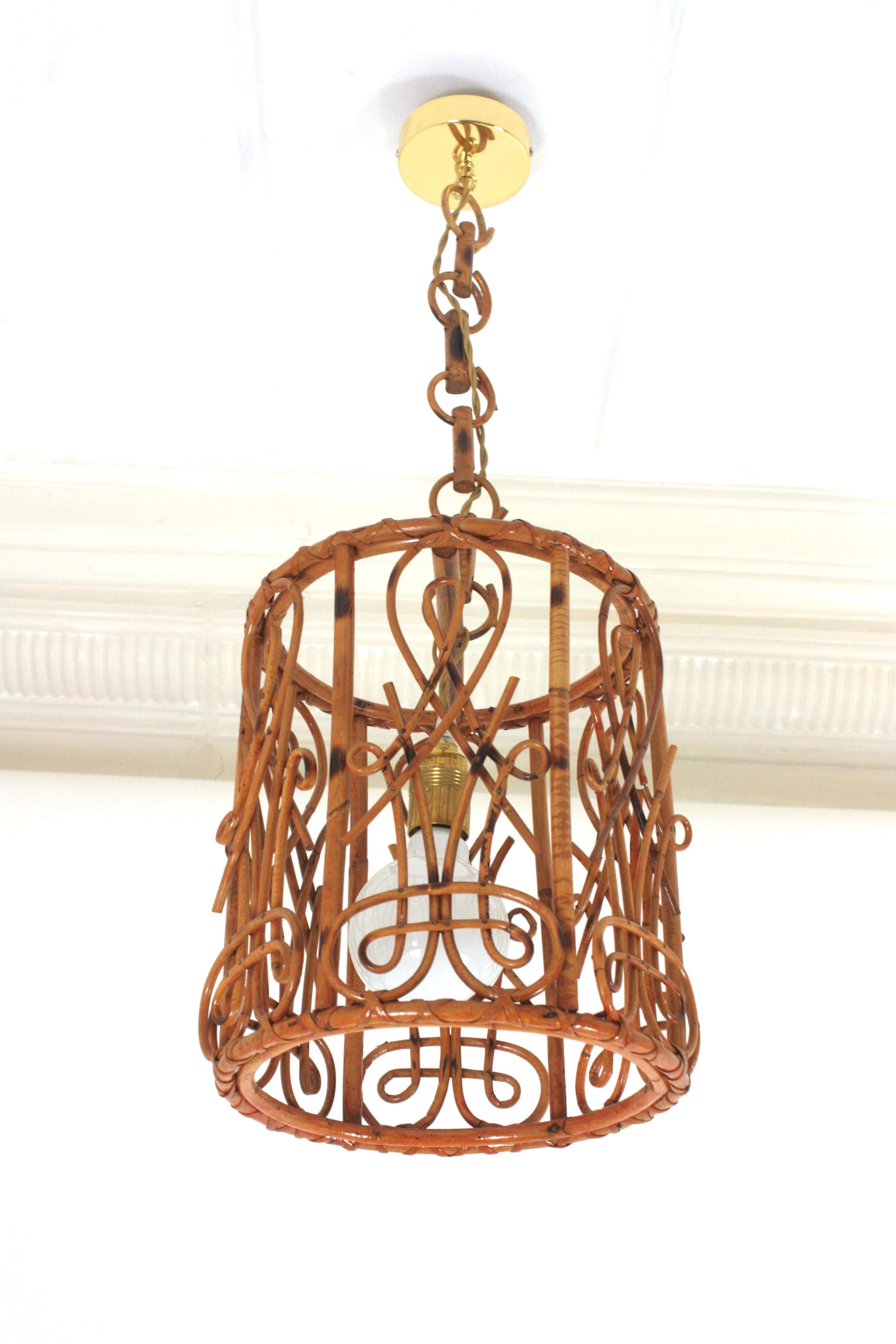 Lampada a sospensione in rattan con accenti Chinoiserie. Francia, anni '60
Accattivante lampada a sospensione da soffitto a forma di cilindro in rattan lavorato a mano.
Questa grande lanterna ha un design caratterizzato da una struttura cilindrica