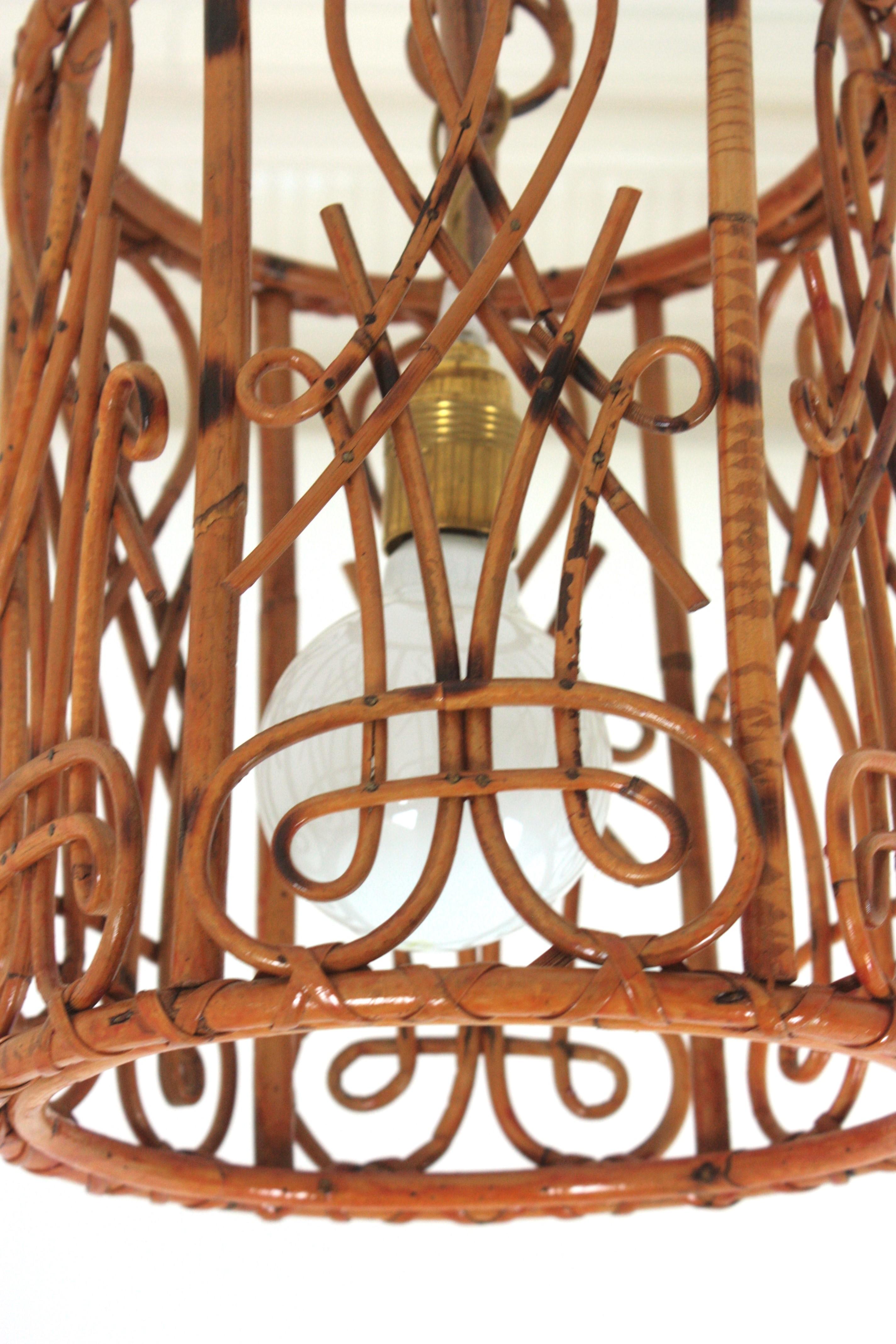 Mid-Century moderno Lampada a sospensione a cilindro da soffitto in rattan della Costa Azzurra, anni '60 in vendita