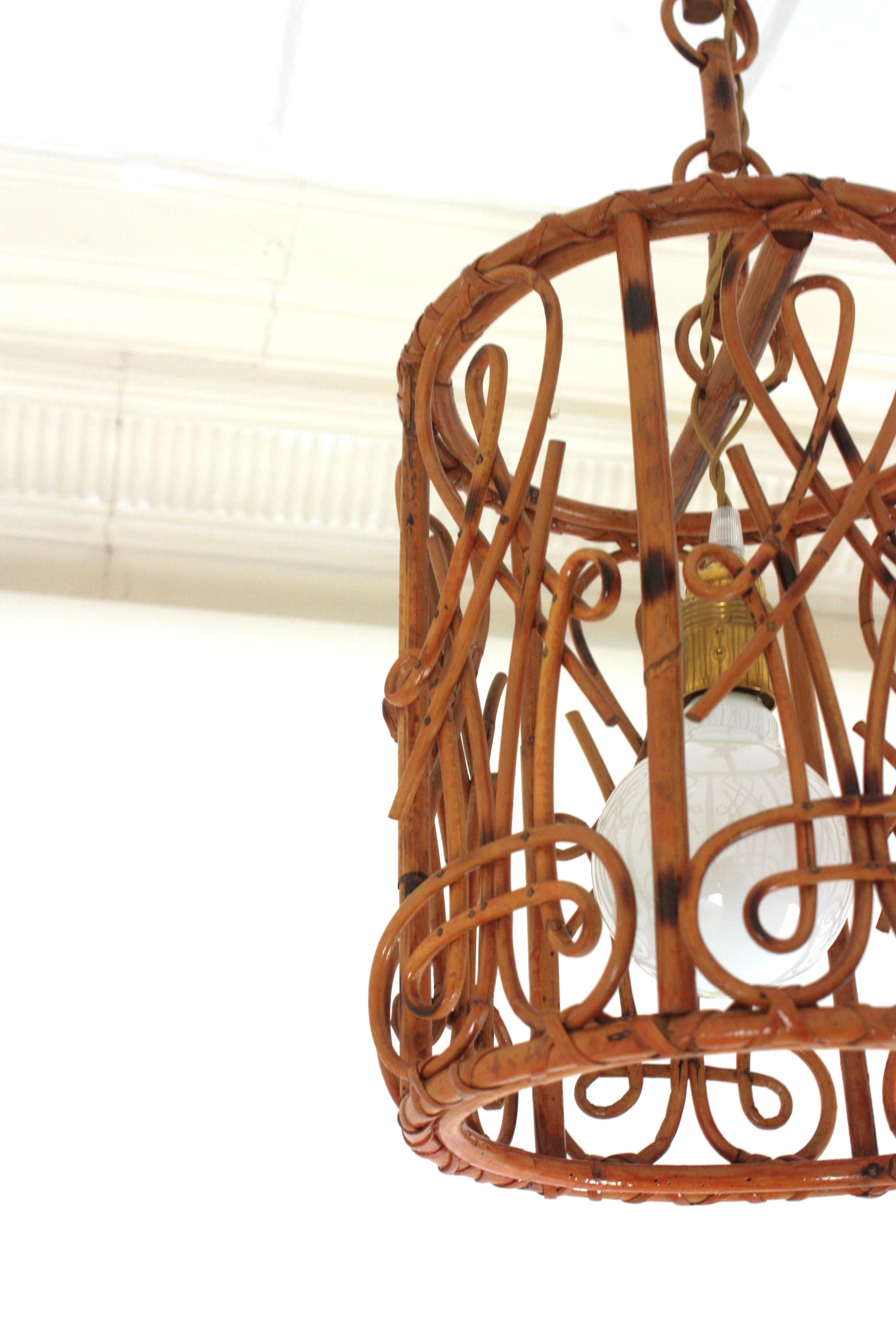 Fatto a mano Lampada a sospensione a cilindro da soffitto in rattan della Costa Azzurra, anni '60 in vendita