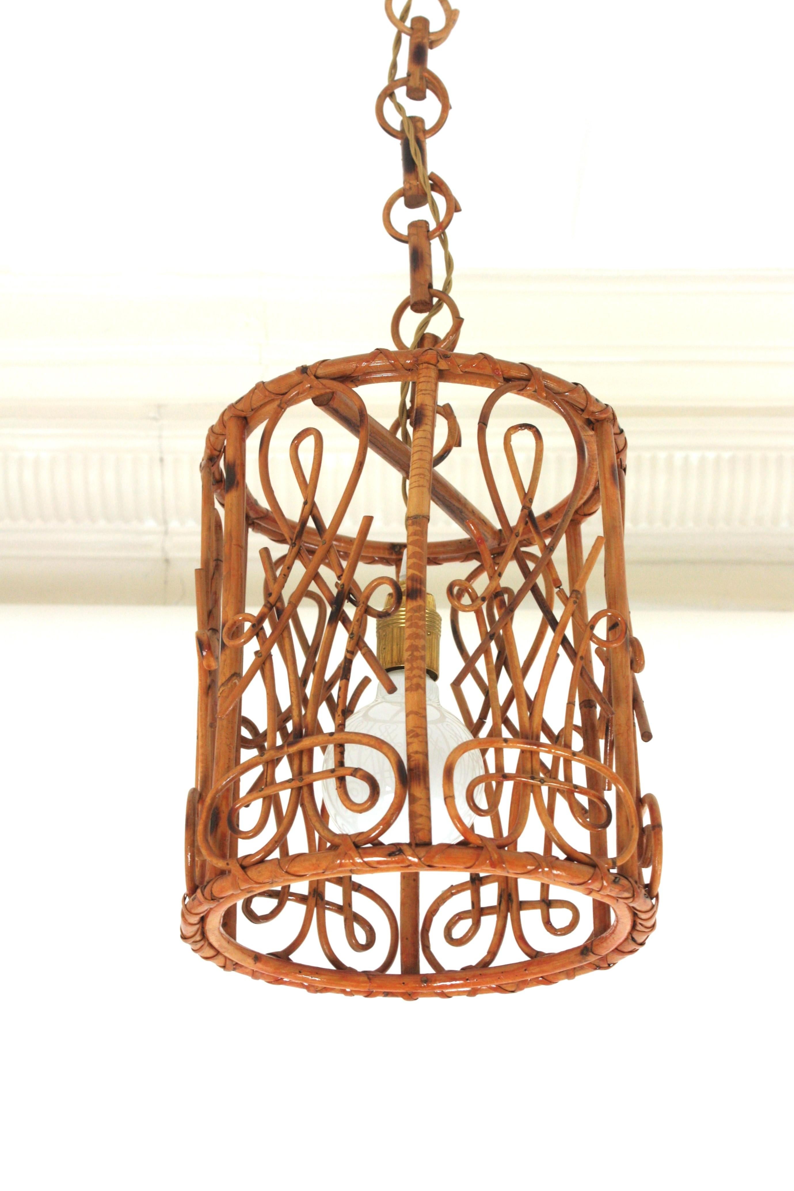 XX secolo Lampada a sospensione a cilindro da soffitto in rattan della Costa Azzurra, anni '60 in vendita