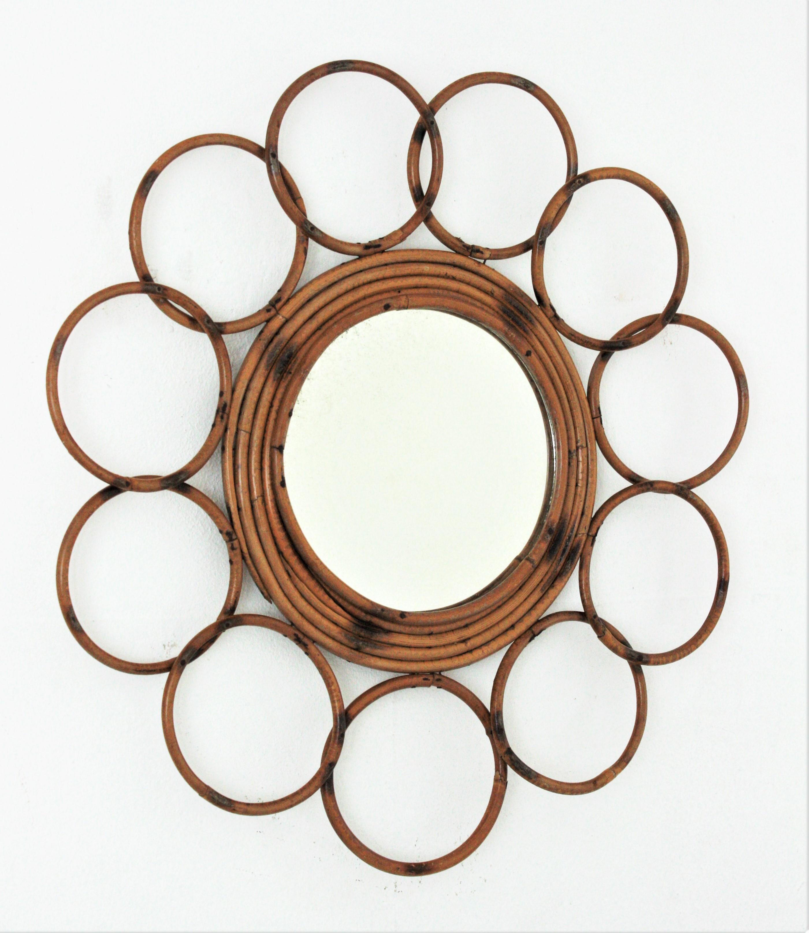 Rattan Runder Blumenspiegel, Frankreich, 1960er Jahre
Dieser handgefertigte Spiegel ist mit Kreisen umrahmt und hat Pyrographie-Verzierungen auf dem Rahmen.
Es ist in einem sehr guten Zustand und hat den ganzen Geschmack des mediterranen