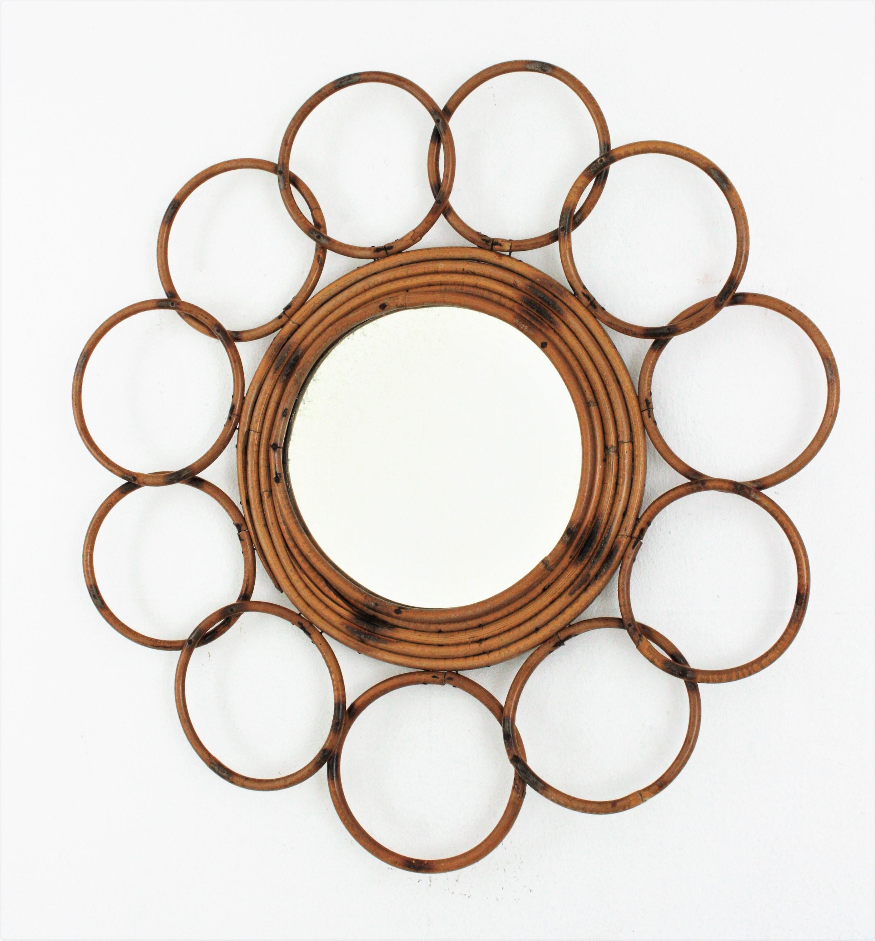 Specchio a fiore rotondo in rattan French Riviera con cornice ad anelli, anni '60 in vendita 1