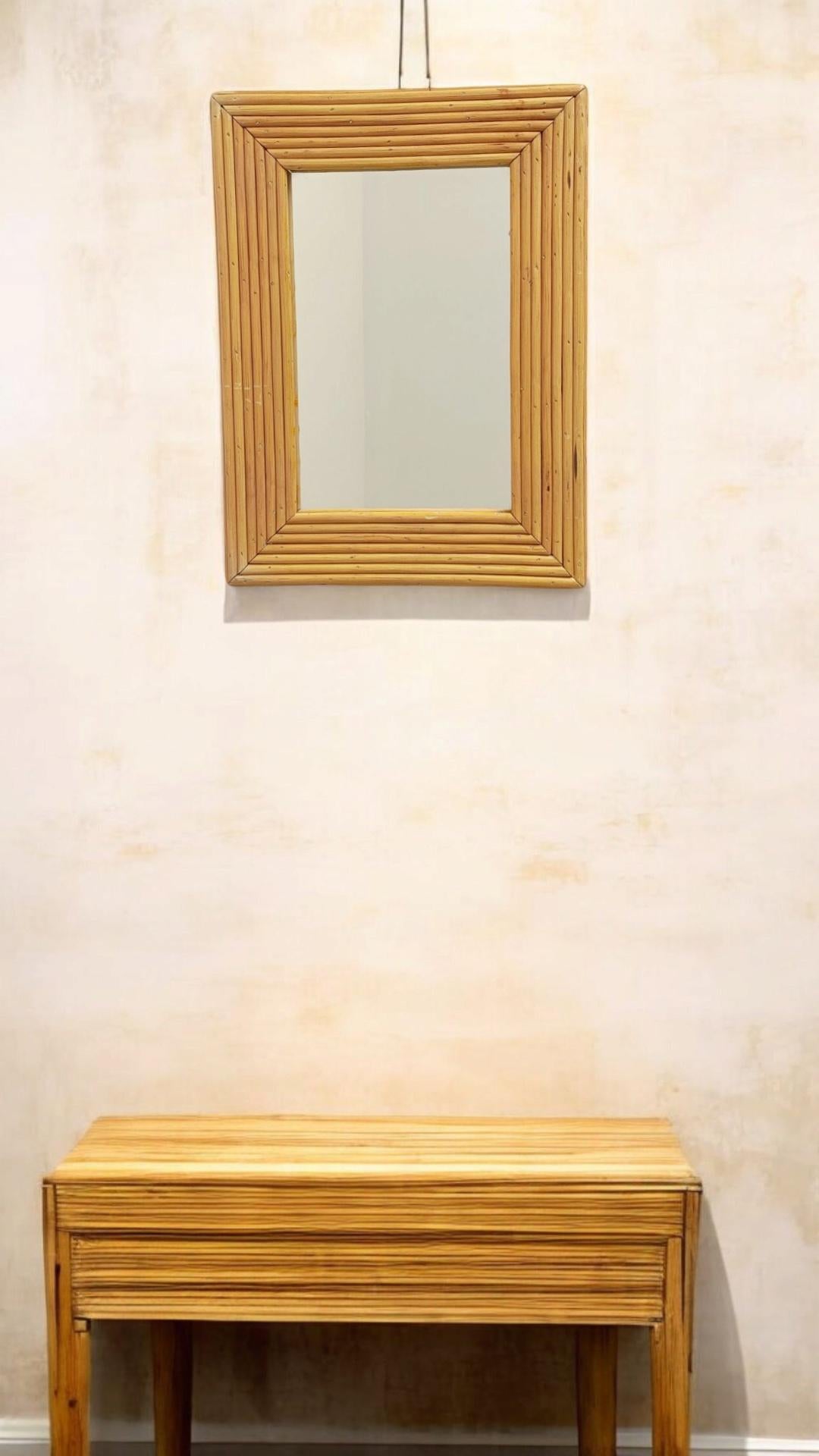 Charmant miroir en rotin de la Côte d'Azur du milieu du siècle, vers 1960

Ravissant petit miroir en rotin de la Côte d'Azur, fabriqué à la main en France vers les années 1960. Dans le style de Vivai del Sud, cette pièce présente une patine chaude