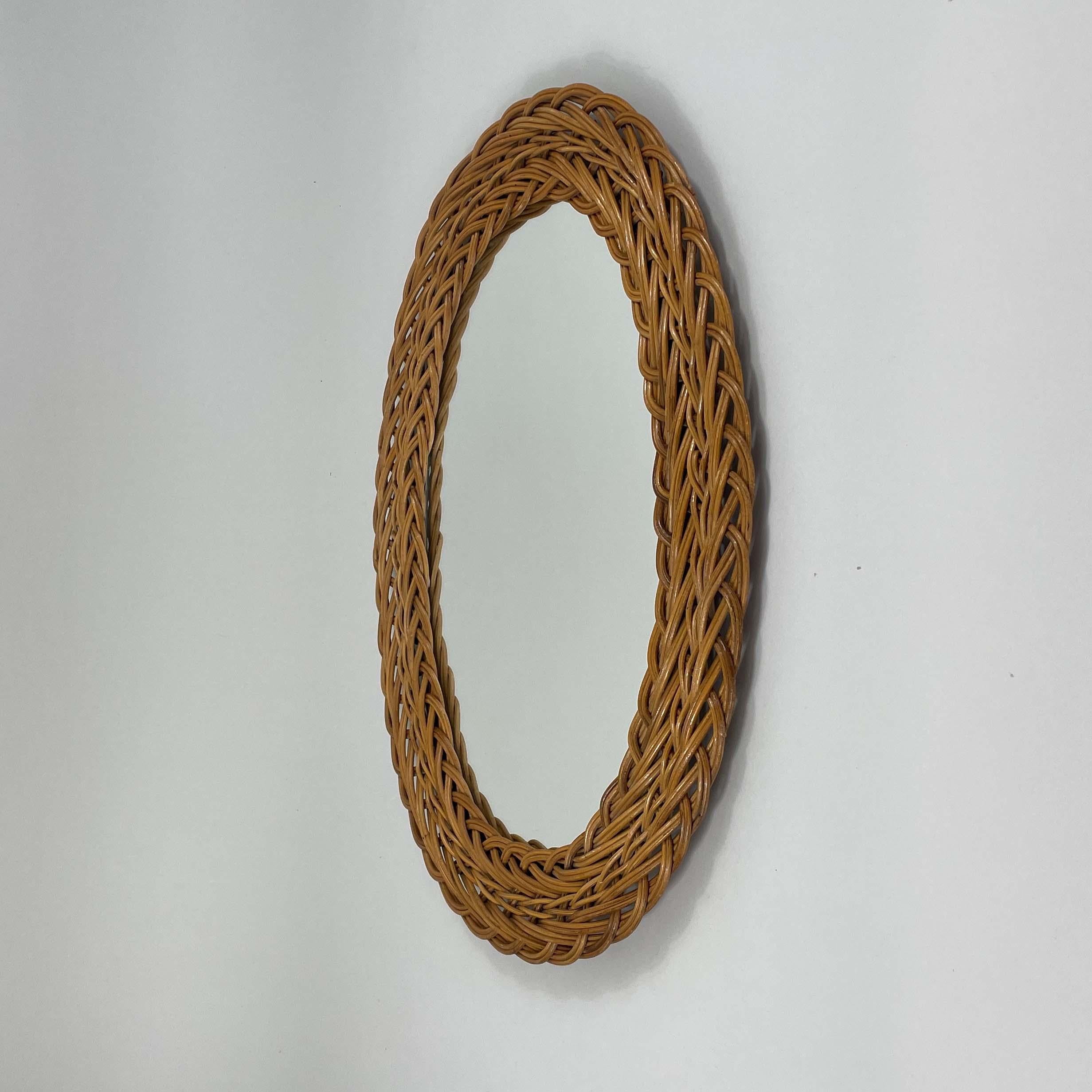 French Riviera Rattan Oval Wall Mirror, France 1960s In Good Condition For Sale In NUEMBRECHT, NRW