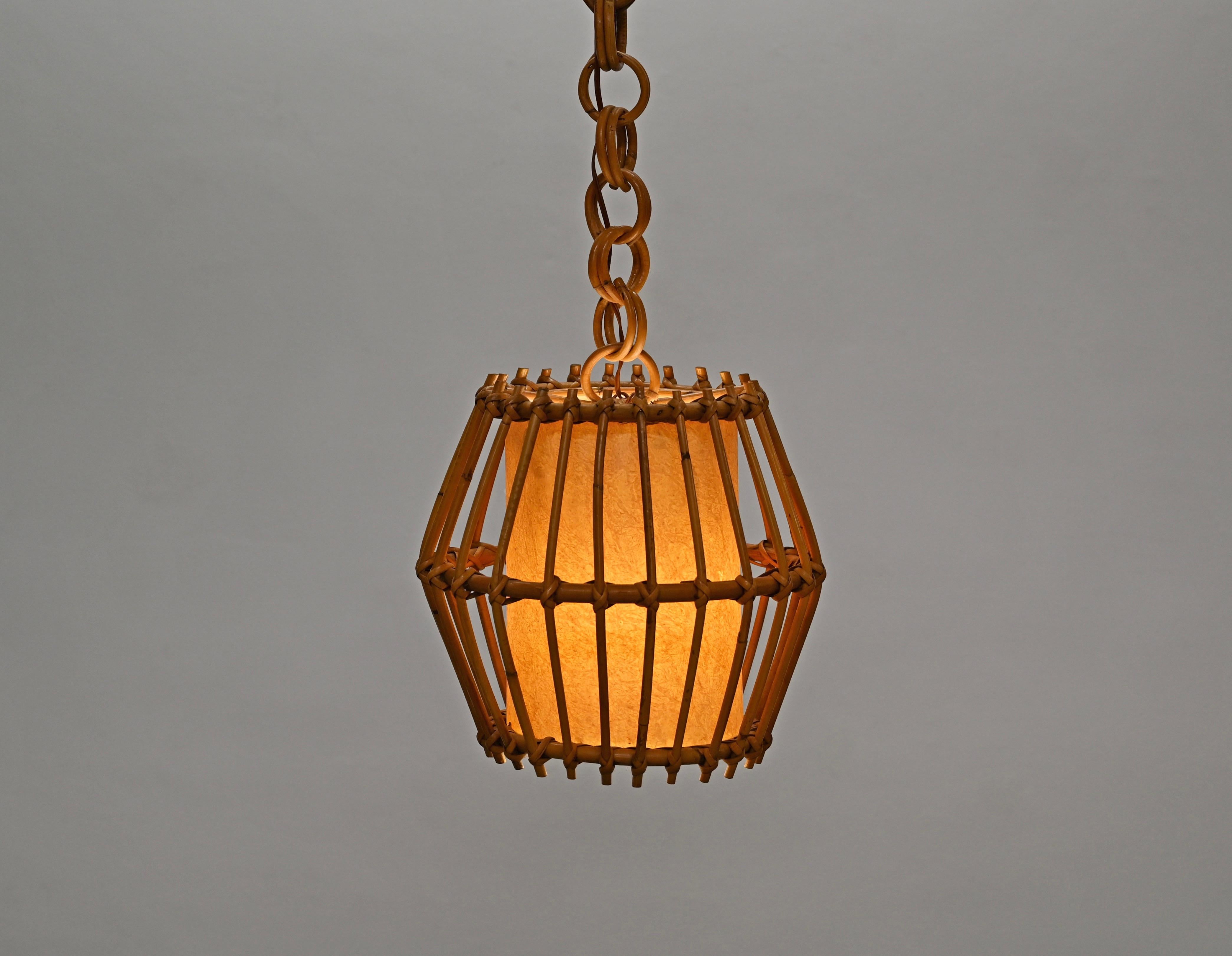 Delightful Mid-Century French Riviera style pendant fully made in curved rattan and hand-woven wicker with a parchment paper lampshade. This stunning pendant was hand-made in Frtance during the 1960s. 

This gorgeous chandelier features a round