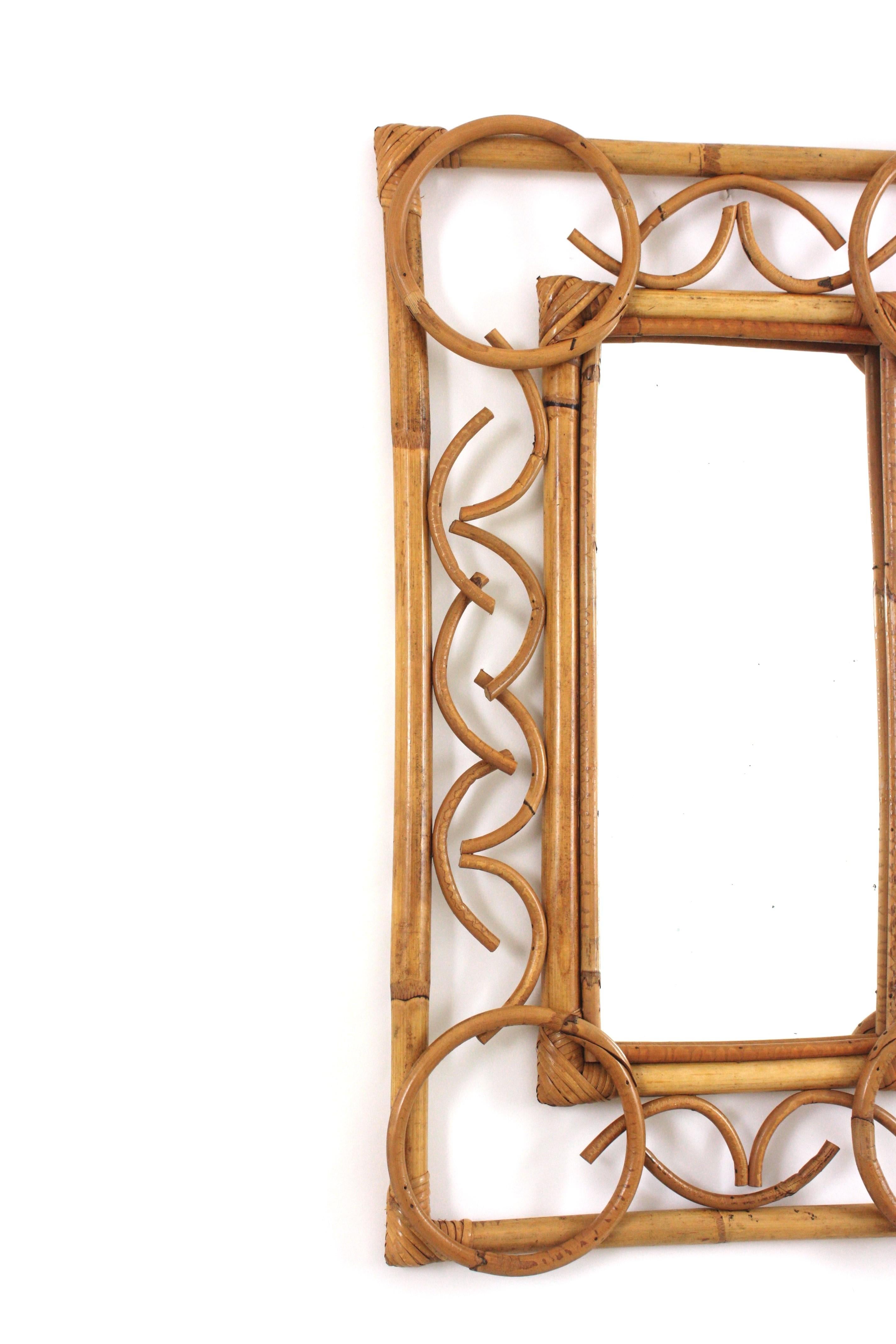 Espejo rectangular de ratán de la Riviera francesa con detalles circulares, 1950 Hecho a mano en venta