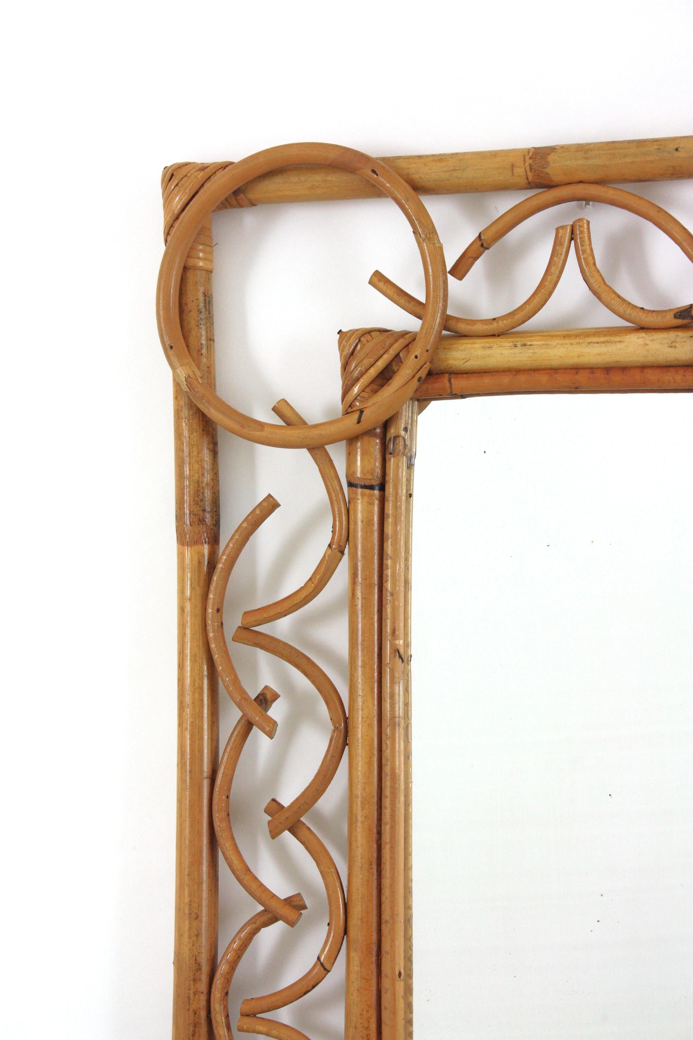 Espejo rectangular de ratán de la Riviera francesa con detalles circulares, 1950 Bambú en venta