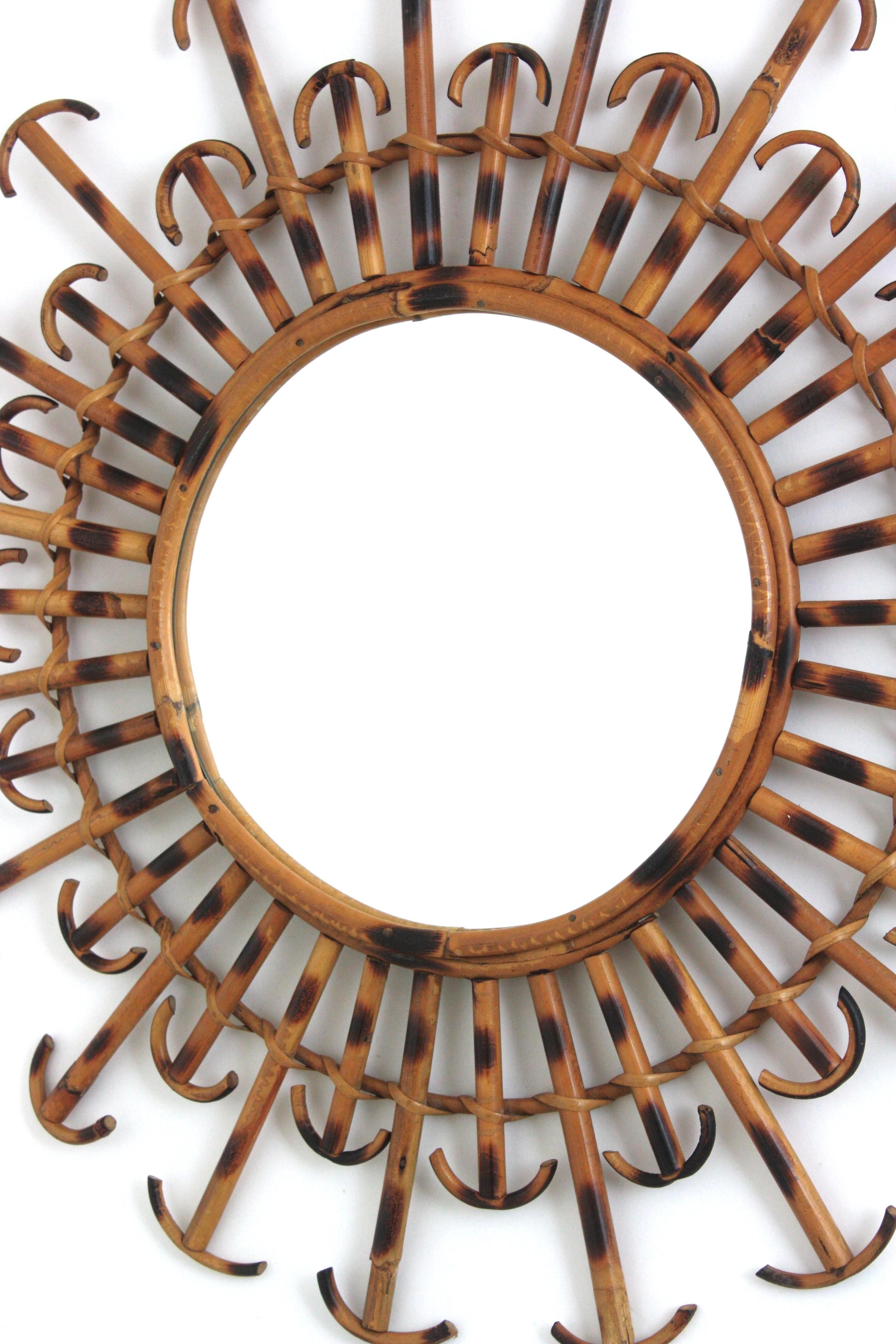 Französischer Riviera-Rattan-Spiegel mit Sonnenschliff und geschwungenen Enden, 1950er Jahre im Angebot 4