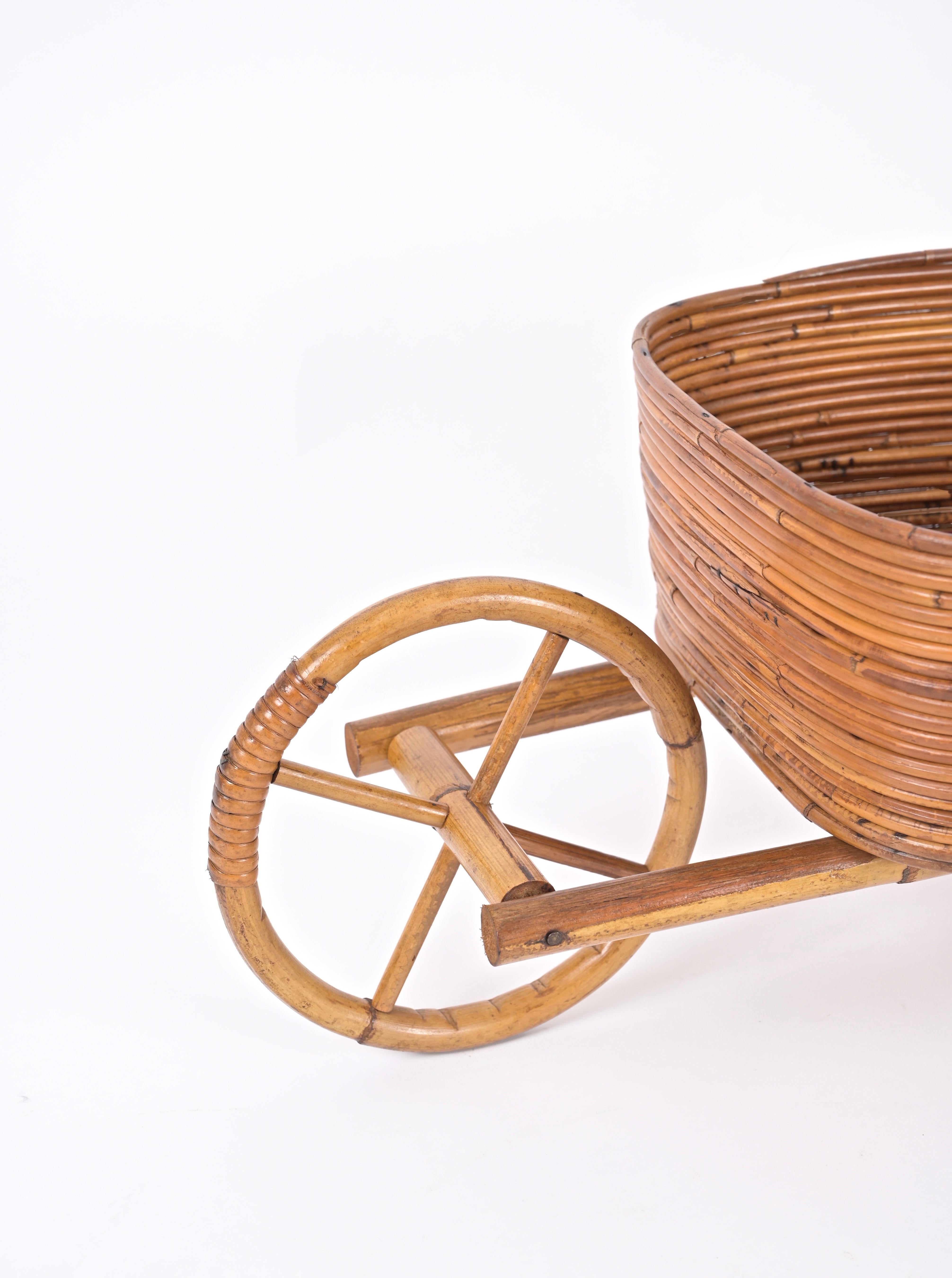 Revistero o Jardinera de Carretilla de Ratán de la Riviera Francesa, Italia Años 60 en venta 4
