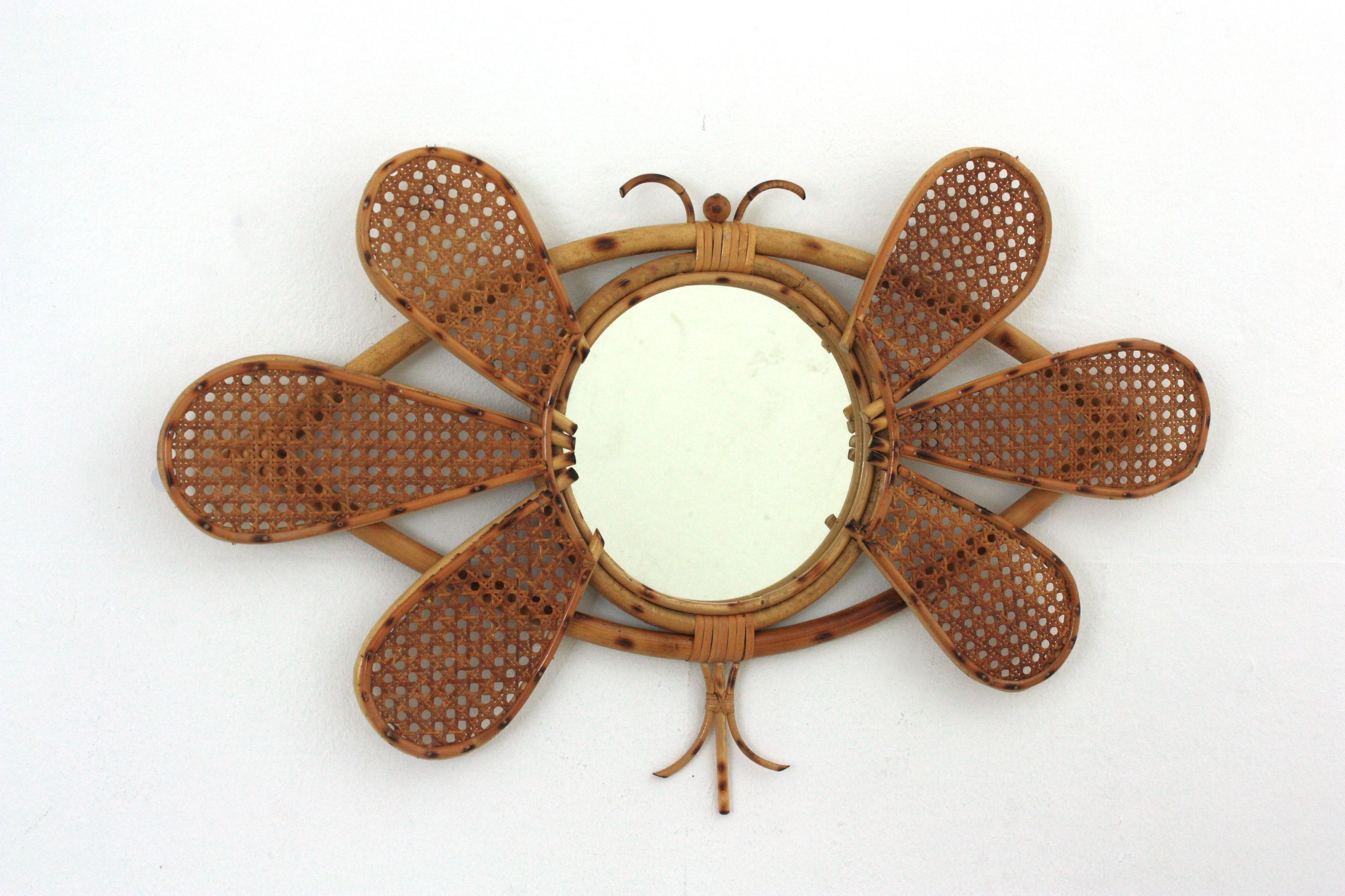 Specchio da parete in rattan e vimini intrecciato con figure di pesci, Francia, anni '50-'60.
Raro da trovare.
Accattivante specchio da parete a forma di pesce. Realizzato a mano in rattan con lavorazione a mano del vimini sul corpo.
Questo