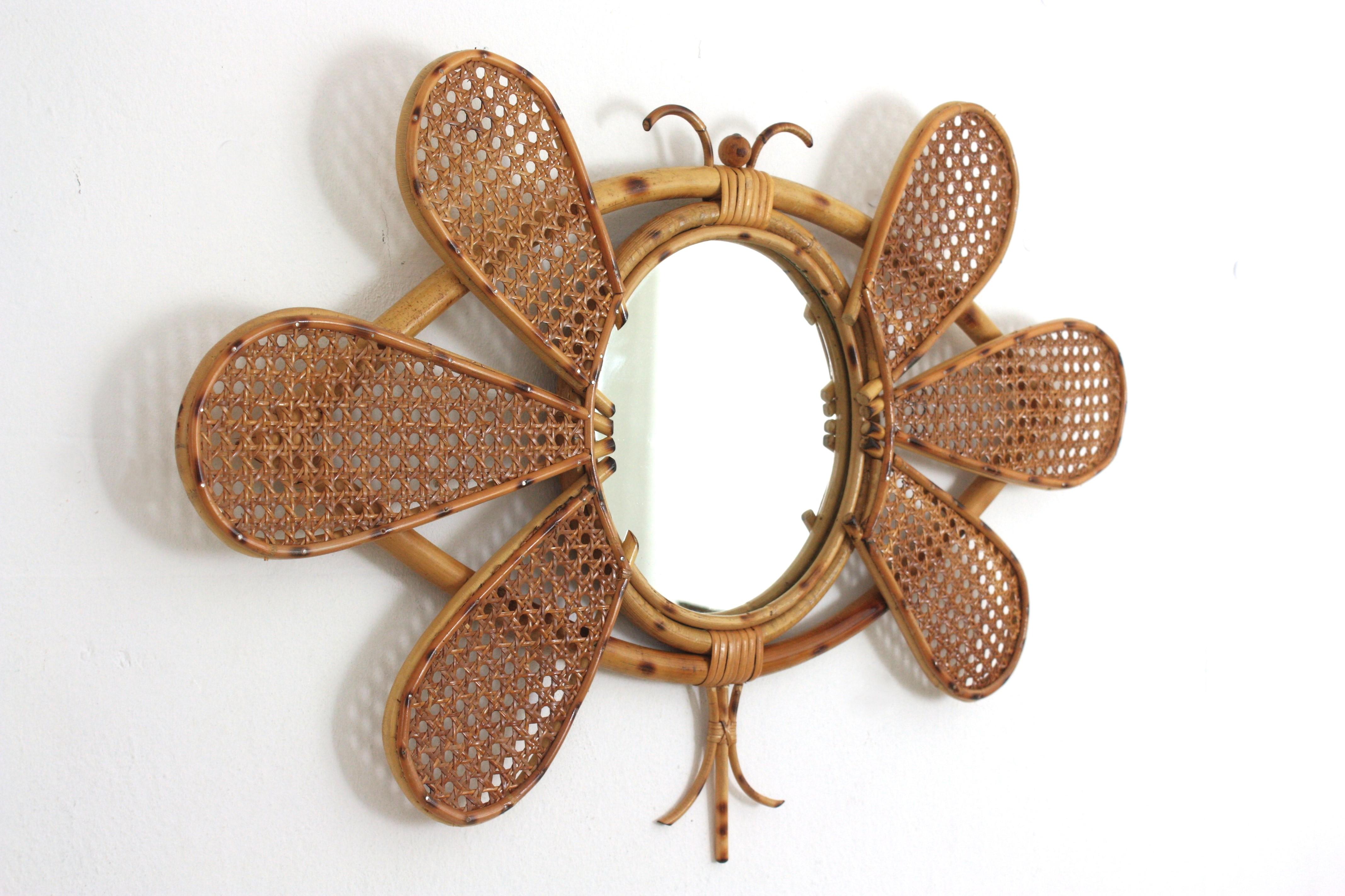 Mid-Century moderno Specchio da parete a forma di farfalla in vimini intrecciato in Costa Azzurra, anni '50 in vendita