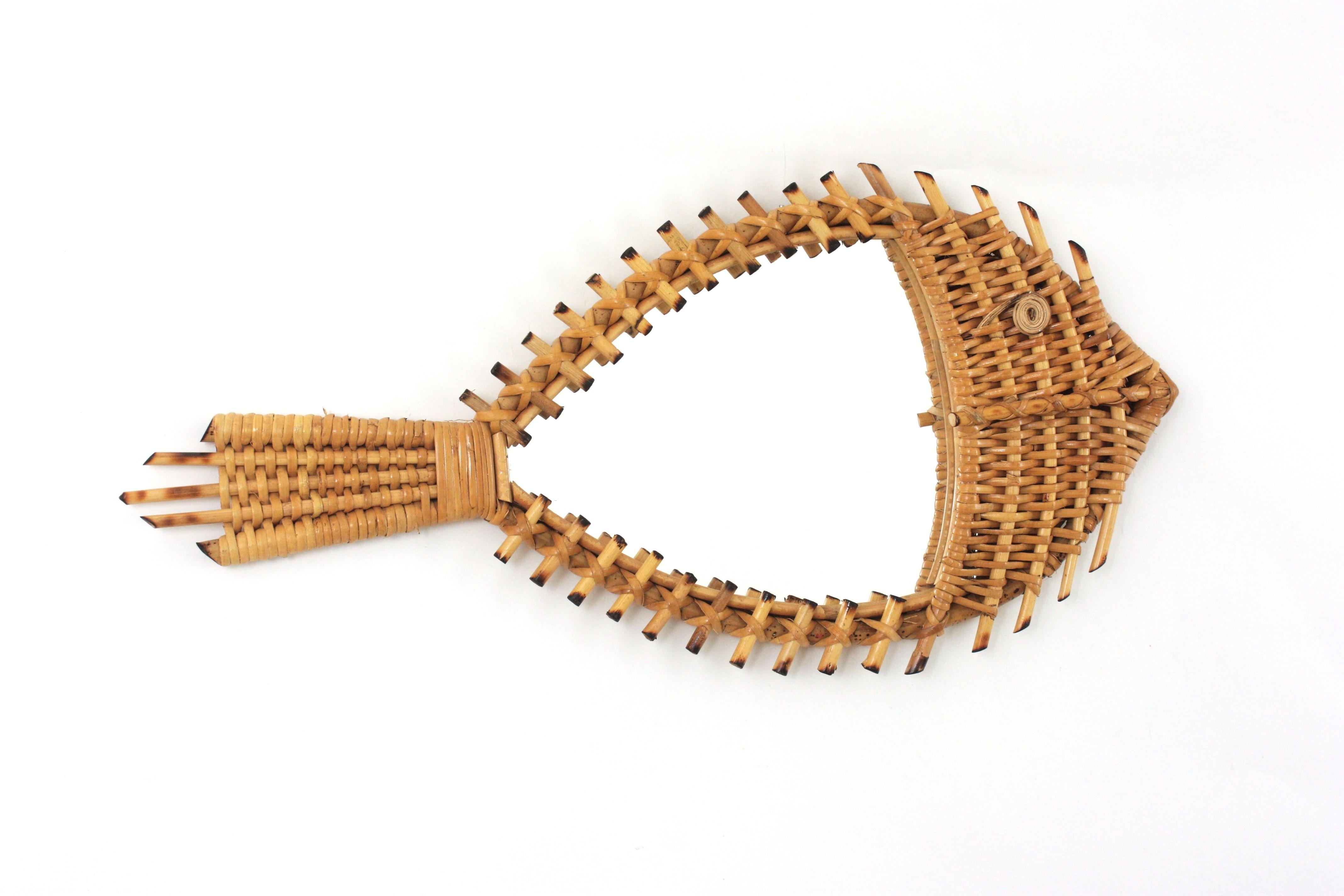 Espejo de pared con figura de pez de ratán y mimbre tejido, Francia, años 50-1960.
Raro hallazgo.
Llamativo espejo de pared con forma de pez. Hecha a mano en ratán con trabajo de mimbre tejido a mano en el cuerpo.
Este espectacular espejo tiene un