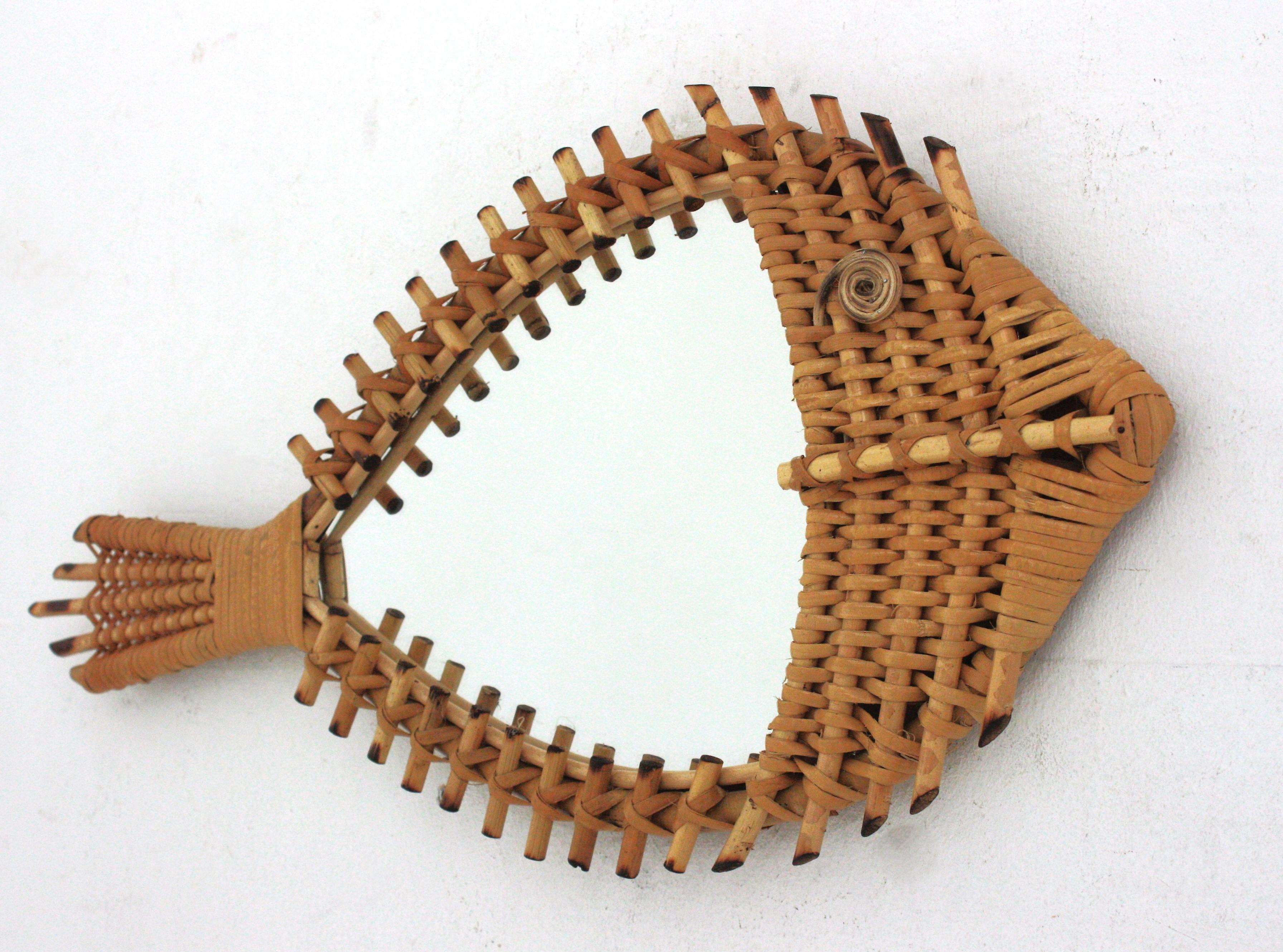 French Riviera Rattan Woven Wicker Fish Shaped Mirror, 1950s In Good Condition In Barcelona, ES