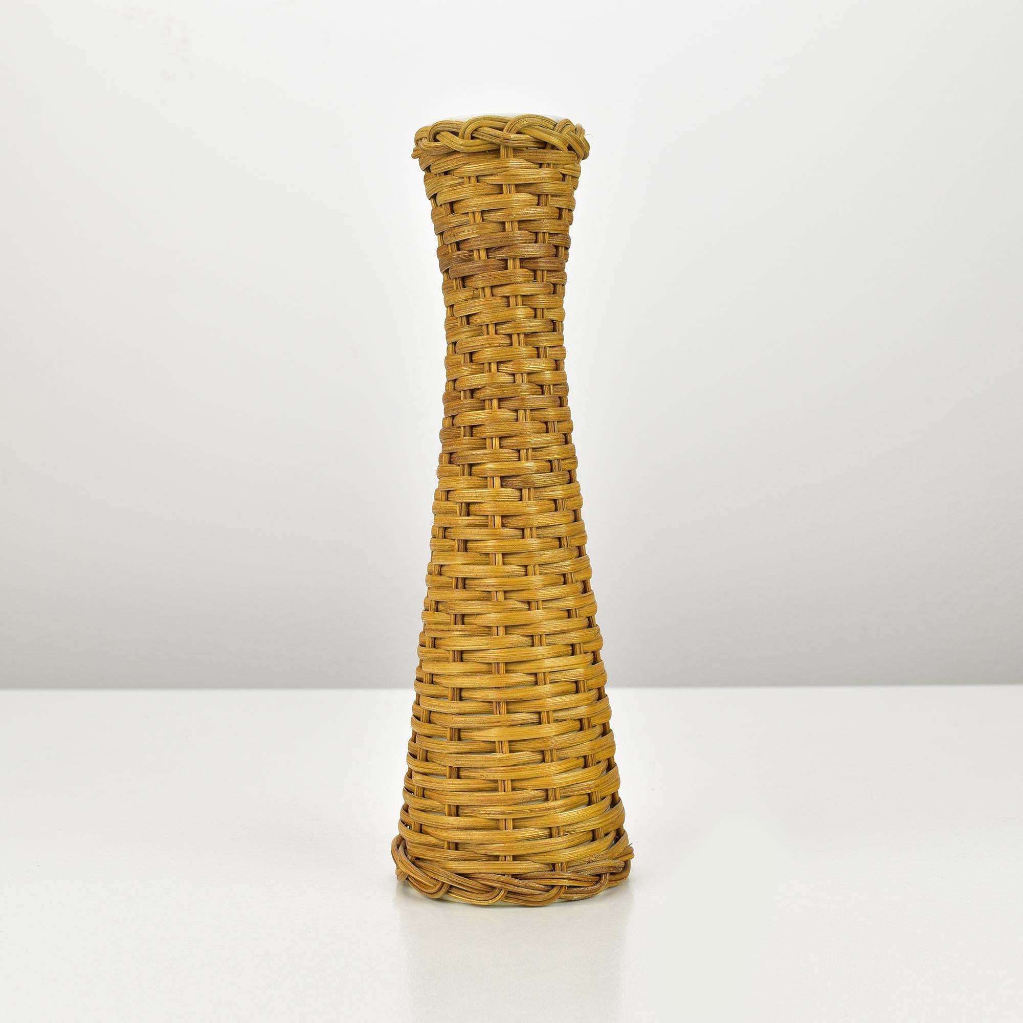 Un vaso vintage di metà secolo in rattan avvolto in porcellana di AK Kaiser. Questo vaso combina l'eleganza della porcellana con il fascino rustico del rattan, rendendolo un'aggiunta perfetta al tuo stile Boho Tiki. Il rattan intrecciato aggiunge