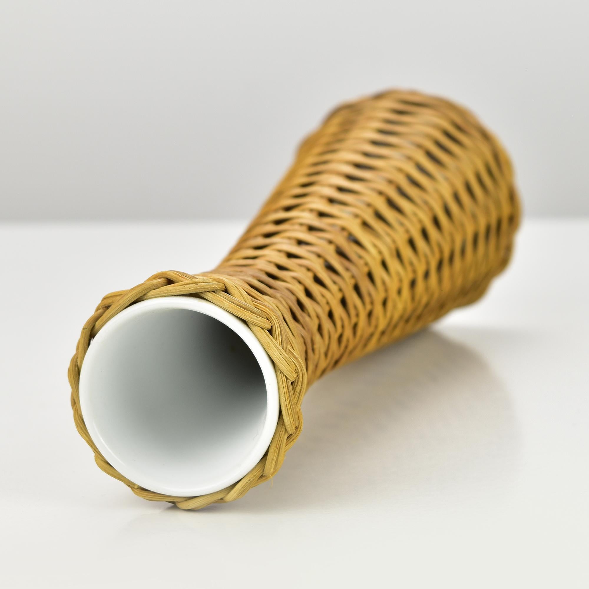 Mid-Century moderno Vaso in porcellana bianca AK Kaiser in stile Tiki Boho, in rattan della Costa Azzurra. in vendita