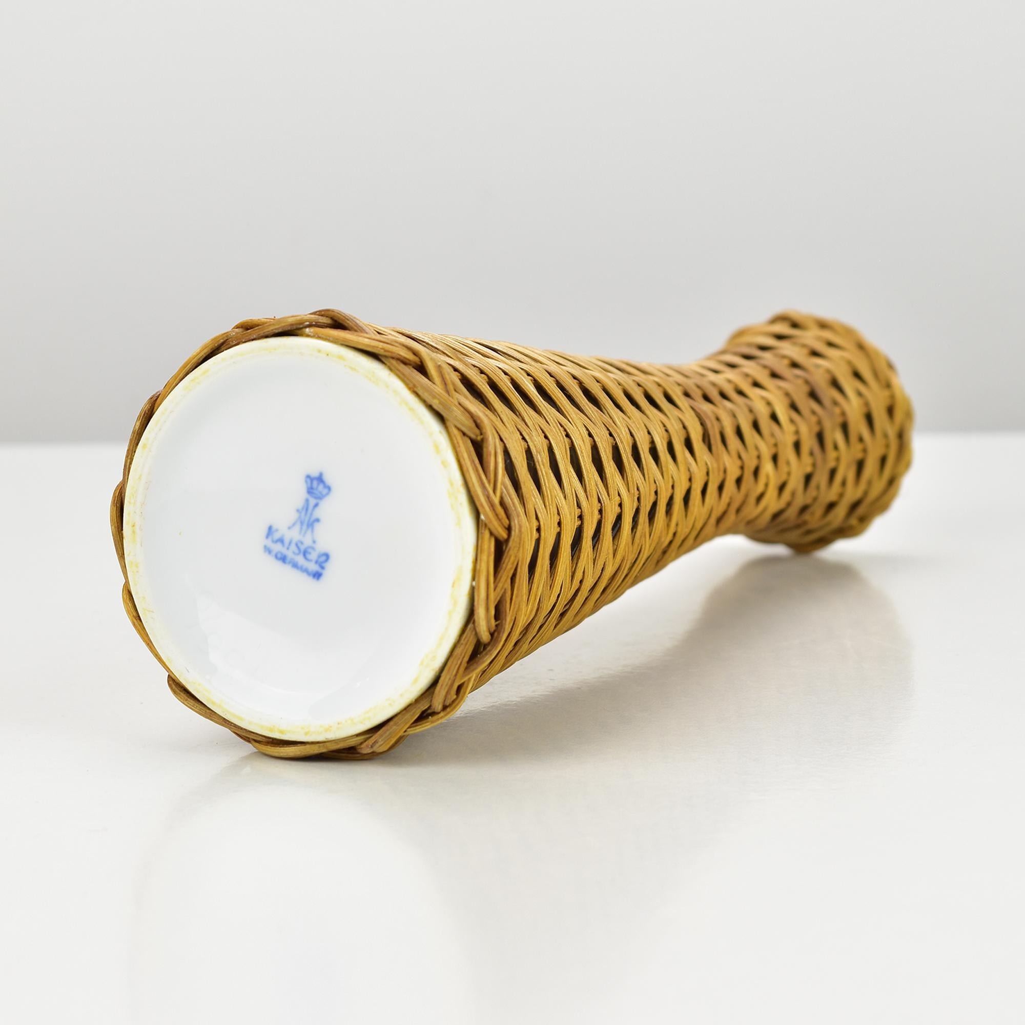 Tedesco Vaso in porcellana bianca AK Kaiser in stile Tiki Boho, in rattan della Costa Azzurra. in vendita