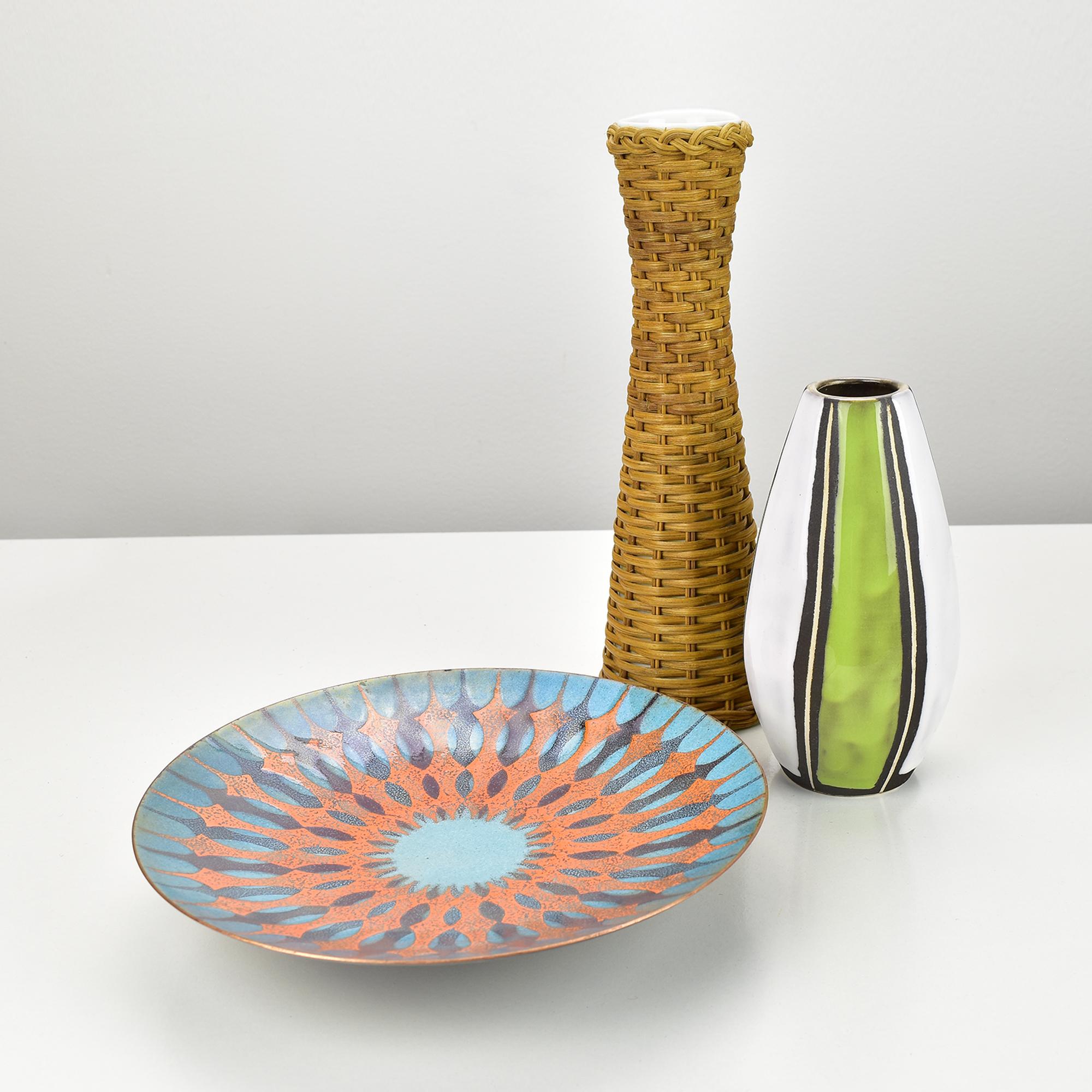 Fatto a mano Vaso in porcellana bianca AK Kaiser in stile Tiki Boho, in rattan della Costa Azzurra. in vendita