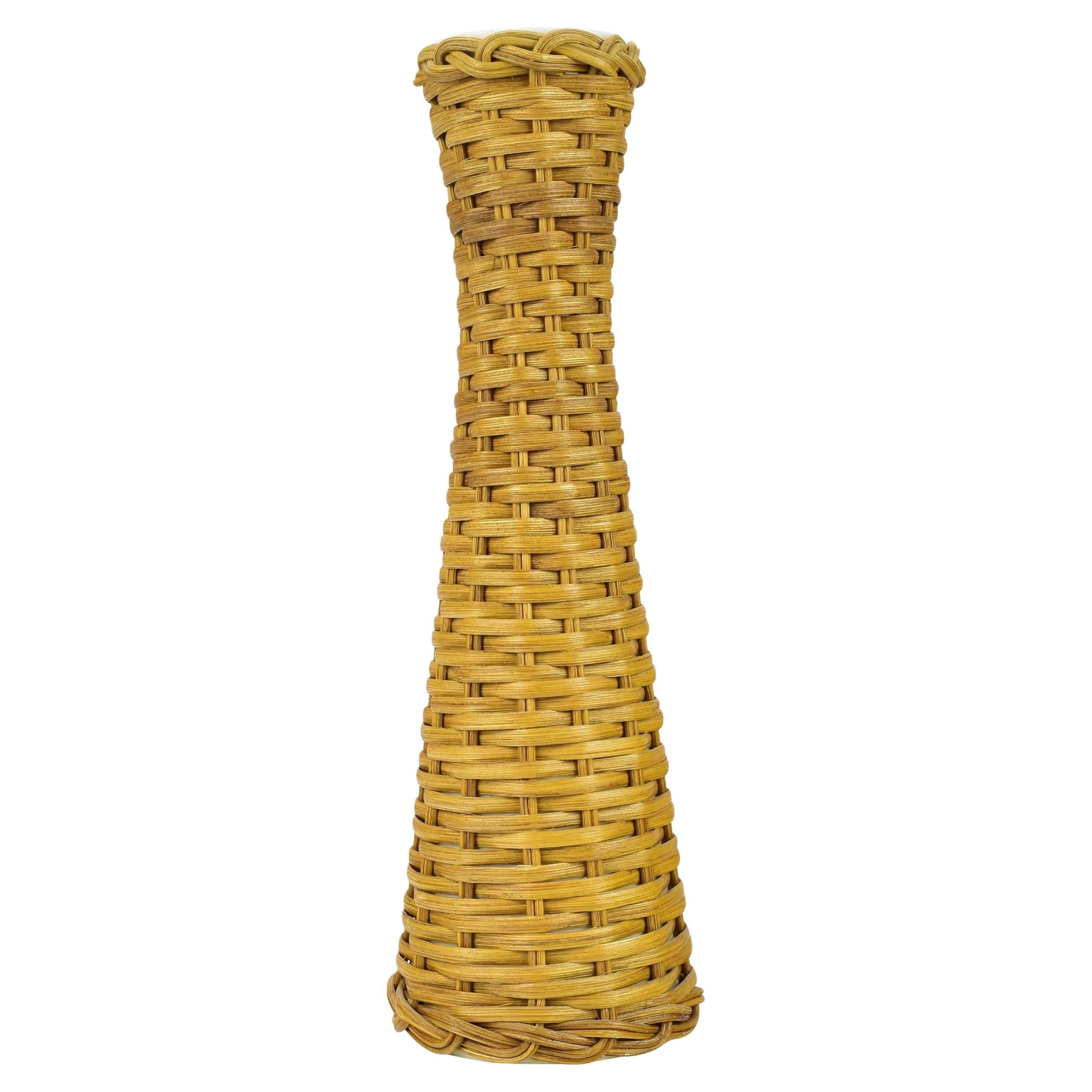 Vaso in porcellana bianca AK Kaiser in stile Tiki Boho, in rattan della Costa Azzurra. in vendita