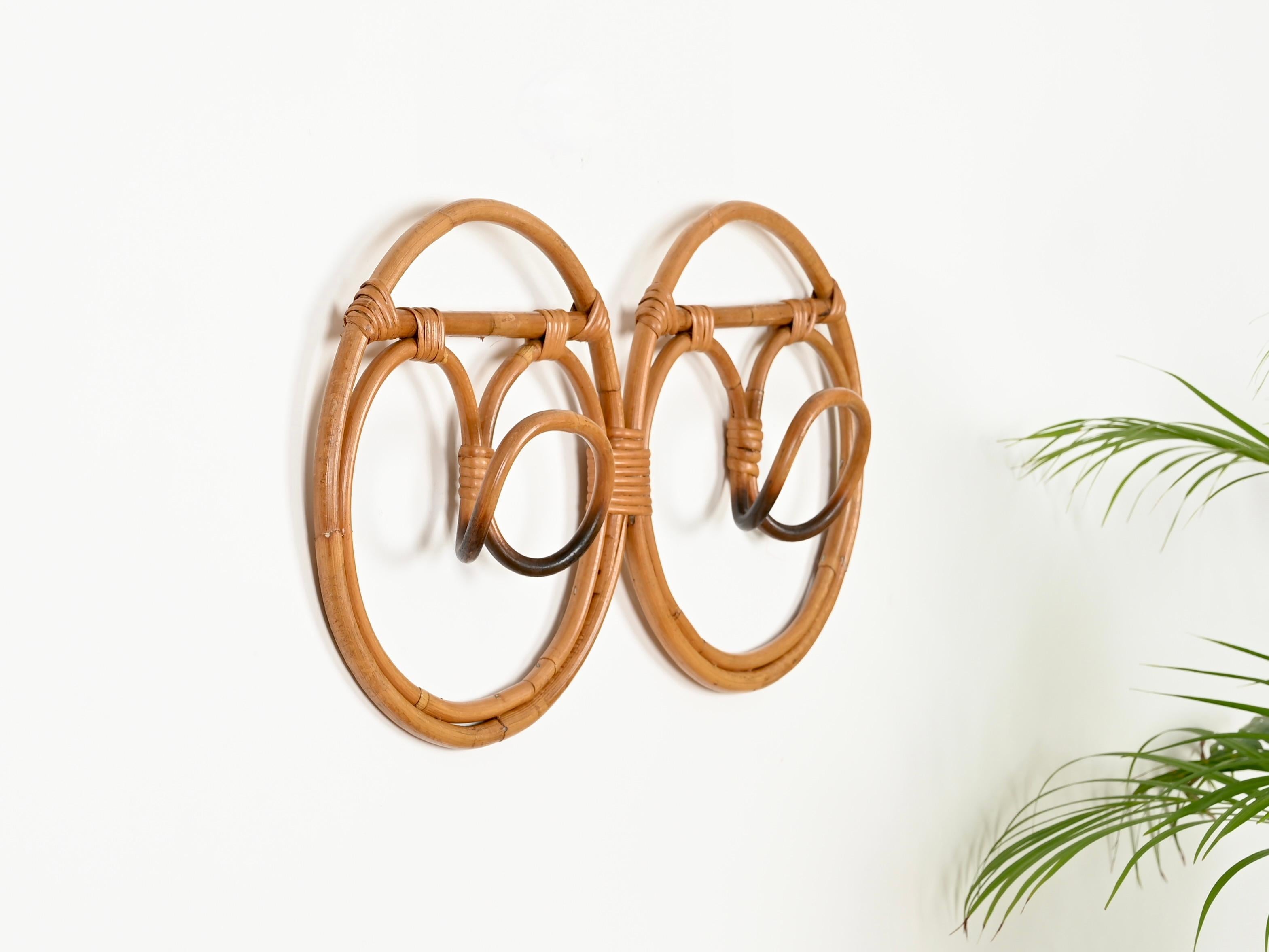 Spectacular mid-century round double coat rack in curved rattan and hand-woven wicker. This stylish French Riviera style coat rack was designed by Franco Albini & Franca Helg and was produced in Italy during the 1960s. 

In marvelous conditions,