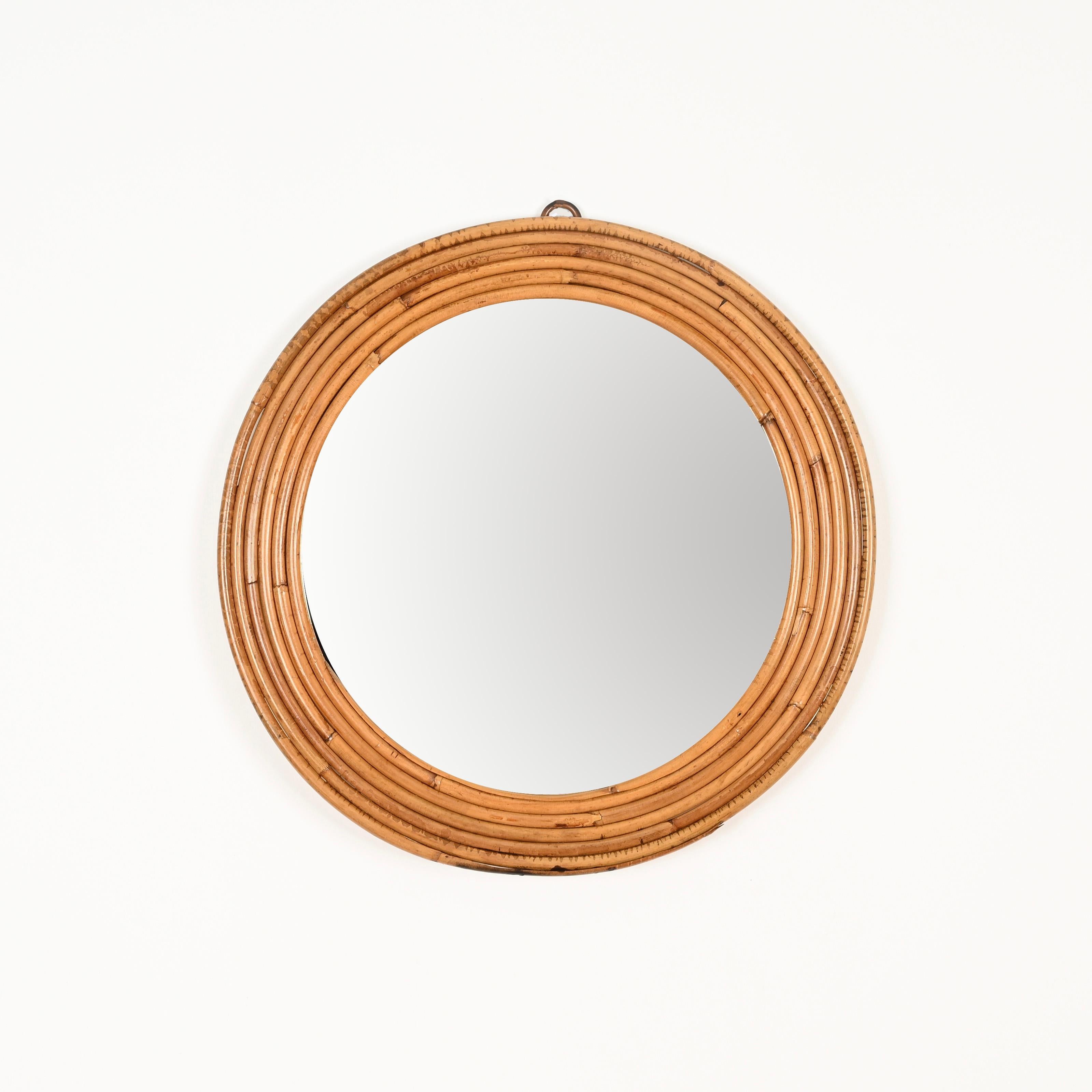 Stunning Mid-Century round mirror fully made of curved rattan. This elegant and unique organic piece was produced by Vivai del Sud in Italy during the 1970s.

In fabulous condition, featuring a vibrant honey-like color. Fully hand-made with perfect